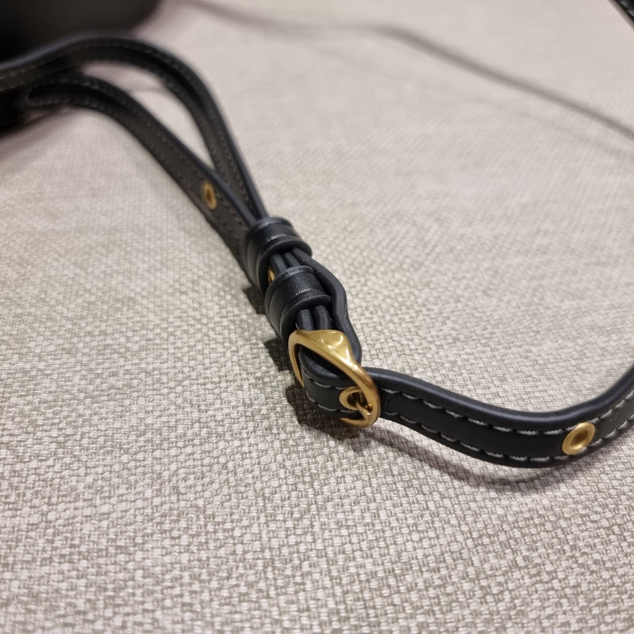 COACH CA057 TALL STUDIO CROSSBODY กระเป๋าสะพายข้างไซส์มินิ ดีไซน์ลูกคุณหนู น่ารักที่สุด!! น่าใช้ไม่อยากวาง!! ดีไซน์รูปทรงกำลังสวย ใช้งานสะดวกด้วยตัวกดเลื่อนล็อค วัสดุหนังแท้ สวยคม มาพร้อมสายสะพายข้างในตัว ใส่ของสำคัญแบบพกพาสะดวก ดีต่อใจจริงๆใบนี้ แนะนำไม่