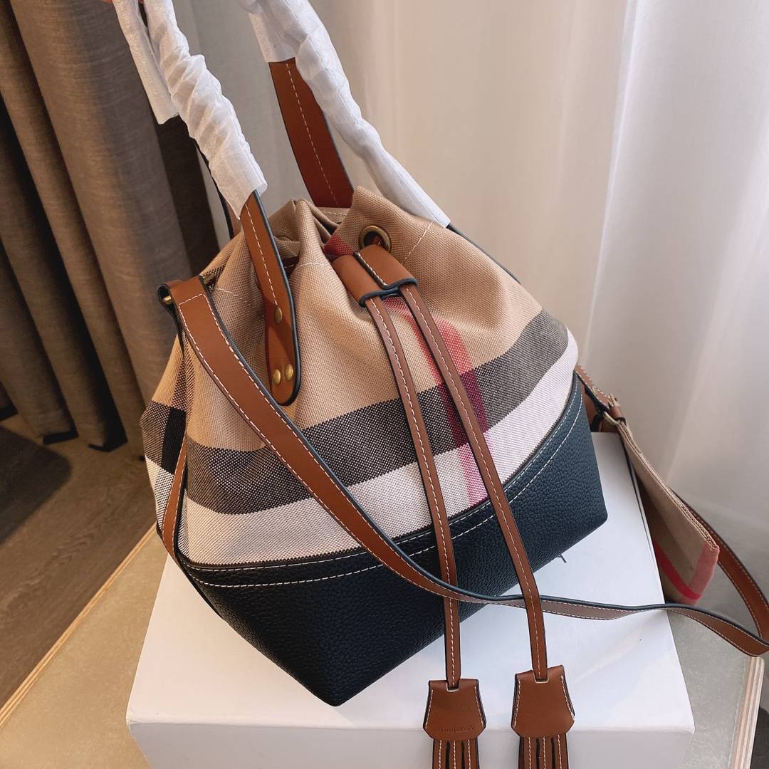 BURBERRY VINTAGE CANVAS BUCKET BAG งานพรีเมียมกิ้ฟท์เคาเตอร์ น้ำหอมจากแบรนด์ **ทรงขนมจีบ มาพร้อมสายยาว วัสดุผ้า Canvas เนื้อหนาซับในอย่างดี ลายแบรนด์สวยมากคะ จุดเด่นคือ กระเป๋าสามารถ จุของได้เยอะมาก มาพร้อมกระเป๋าใบเล็กอีกหนึ่งใบสามารถแยกใช้งานได้ ถือแล้ว