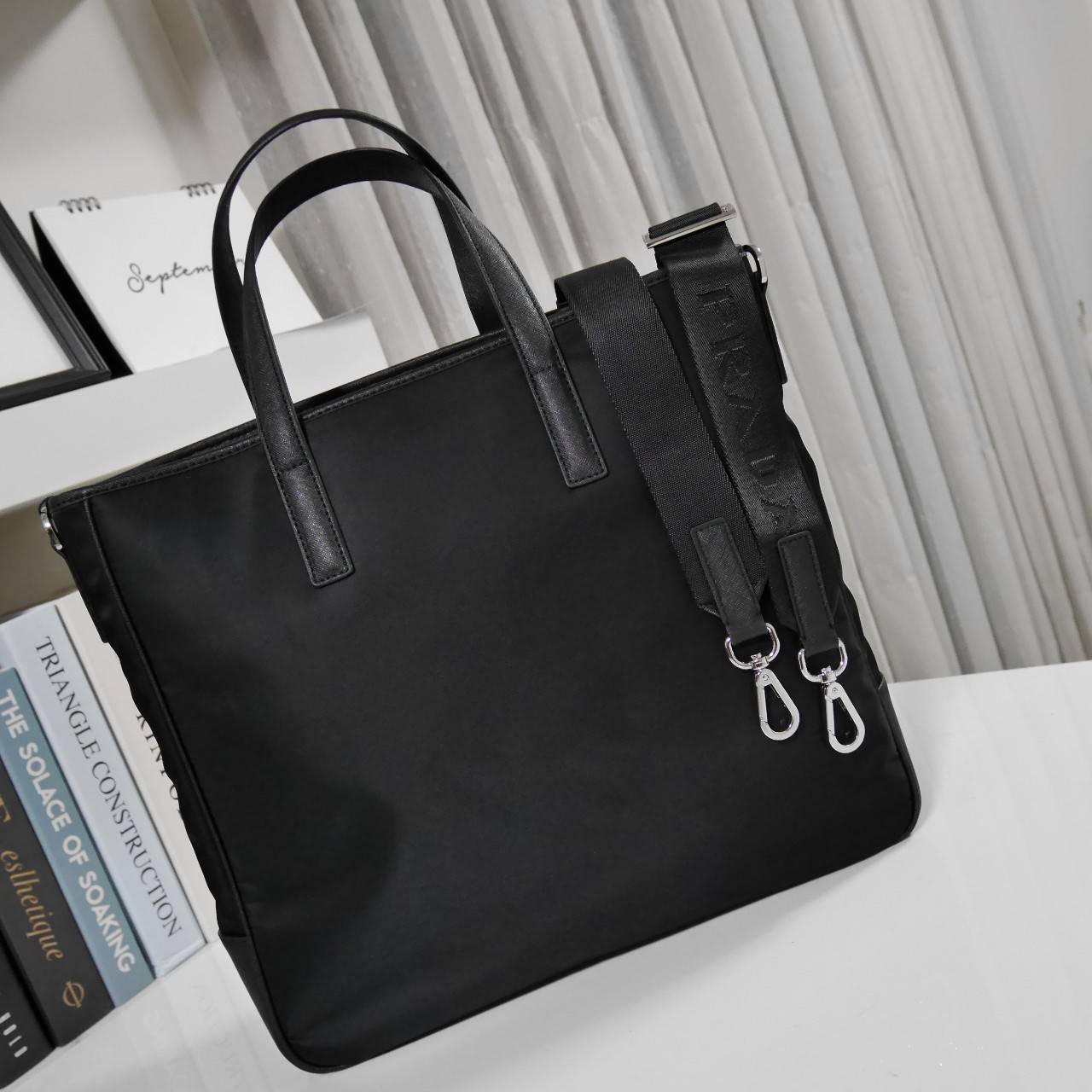 PRADA TOTE NYLON BAG งานใบใหญ่สำหรับคนชอบพกของเยอะมาแล้วค่า เป็นกระเป๋าผ้าไนล่อน ตั้งอยู่ทรงสวย หลงรักเลยคะ สะพายไหล่ได้ ถือก็สวยๆ ใช้แล้วสวยมากๆ