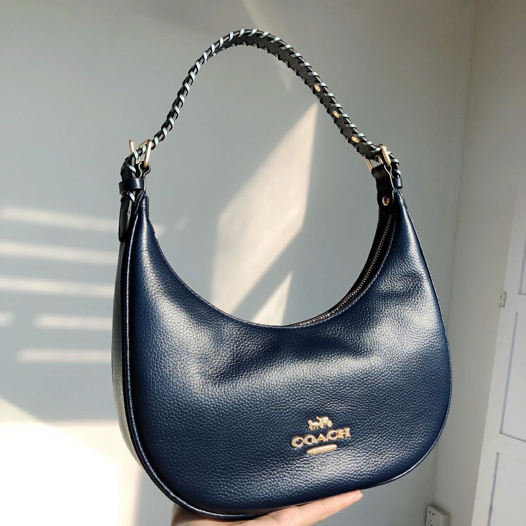 COACH BAILEY HOBO WITH WHIPSTITCH ((C4108//C1322)) พร้อมส่งที่ไทย!! สวยจริงไม่จกตาแน่นอนค่าา กระเป๋าทรงโค้ง ใช้แบบหิ้วหรือคล้องไหล่ก็ดูดี ใช้วัสดุหนังแท้ชั้นดี หนังสวยมากๆค่ะ ด้านหน้าใช้อะไหล่แบรนด์ตัวใหญ่ หรู ดูสะดุดตามีเดียว