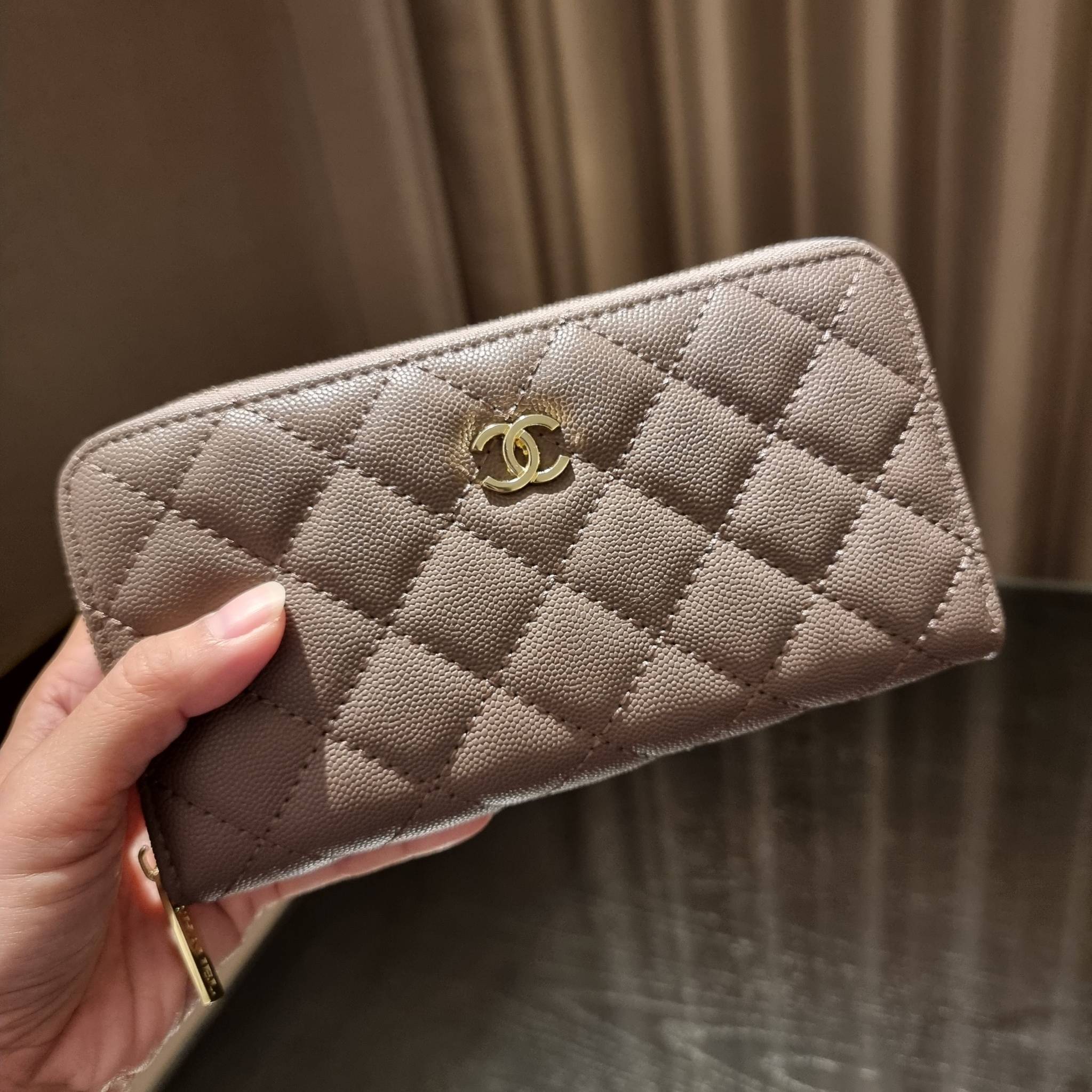 VIP 】กระเป๋าสตางค์ใบยาวรุ่นซิปรอบ สวยรับทรัพย์จาก Chanel วัสดุหนังลายคาร์เวีย ใช้แล้วขับผิวสุดๆ เปิด-ปิดด้วยซิปรูดรอบใบ ใช้งานง่าย ภายในกระเป๋ามีช่องใส่บัตรได้ ใส่ธนบัตรหรือเหรียญได้ มีช่องซิปแยกอีกหนึ่งช่อง ดีไซน์เรียบหรูแบบนี้ สาวๆห้ามพลาดกันน้า!! ซื้อใ