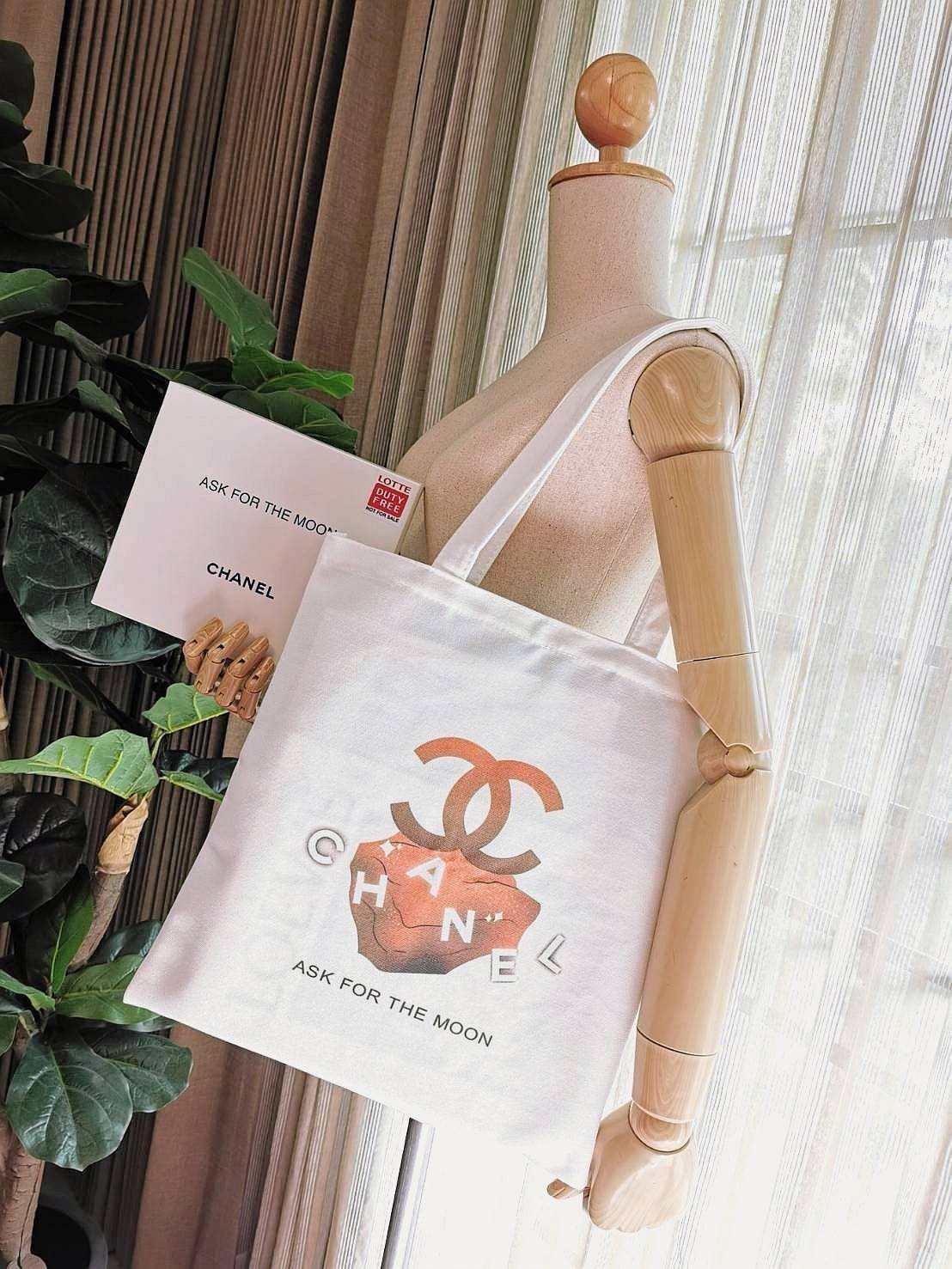 Chanel Canvas Shopping Bag VIP Gift With Purchase (Event-GWP) พรีเมี่ยมกิ๊ฟรุ่นใหม่ล่าสุดคอลเลคชั่น Chanel Nº5 Holiday "Ask for the moon" จาก Chanel Perfume Counter Duty Free ขนาดใหญ่กำลังดีวัสดุ Canvas เนื้อหนาสกรีนแบรนด์ทั้ง2ด้านอย่างดี จุของไ