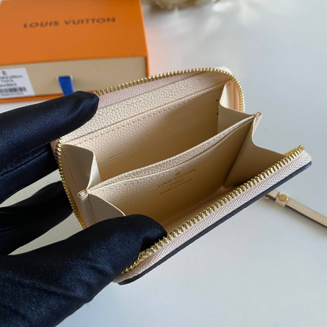 พรีเมี่ยมกิ๊ฟแท้ 100% 】Louis Vuitton wallet zippy หนังแท้ กระเป๋าซิปใบสั้น ใบเล็กน่ารัก พกพาสะดวก ด้านในมีช่องใส่บัตร ใส่แบงค์ มีช่องซิปใสเหรียญ น่ารักสุดๆ