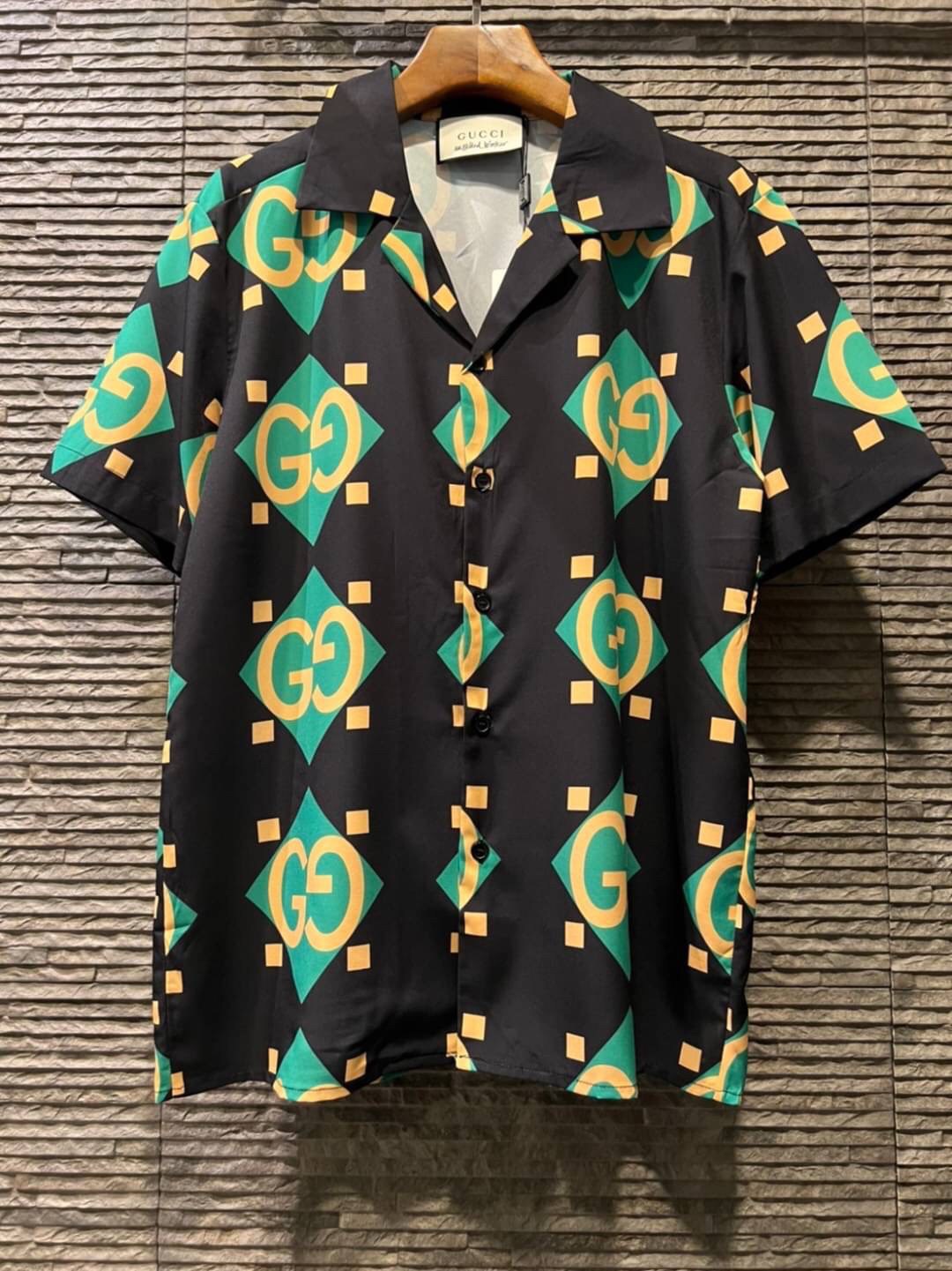 Gucci Geometric print bowling shirt / Gucci Men's Shirts / Gucci Shirts งานเกรดออริจินอล พิมพ์ลายคมชัด มีป้ายแท็กที่คอเสื้อทุกตัว พร้อมส่งที่ไทย ภาพสินค้าถ่ายจากงานขายจริง ใช้งานต่างประเทศได้