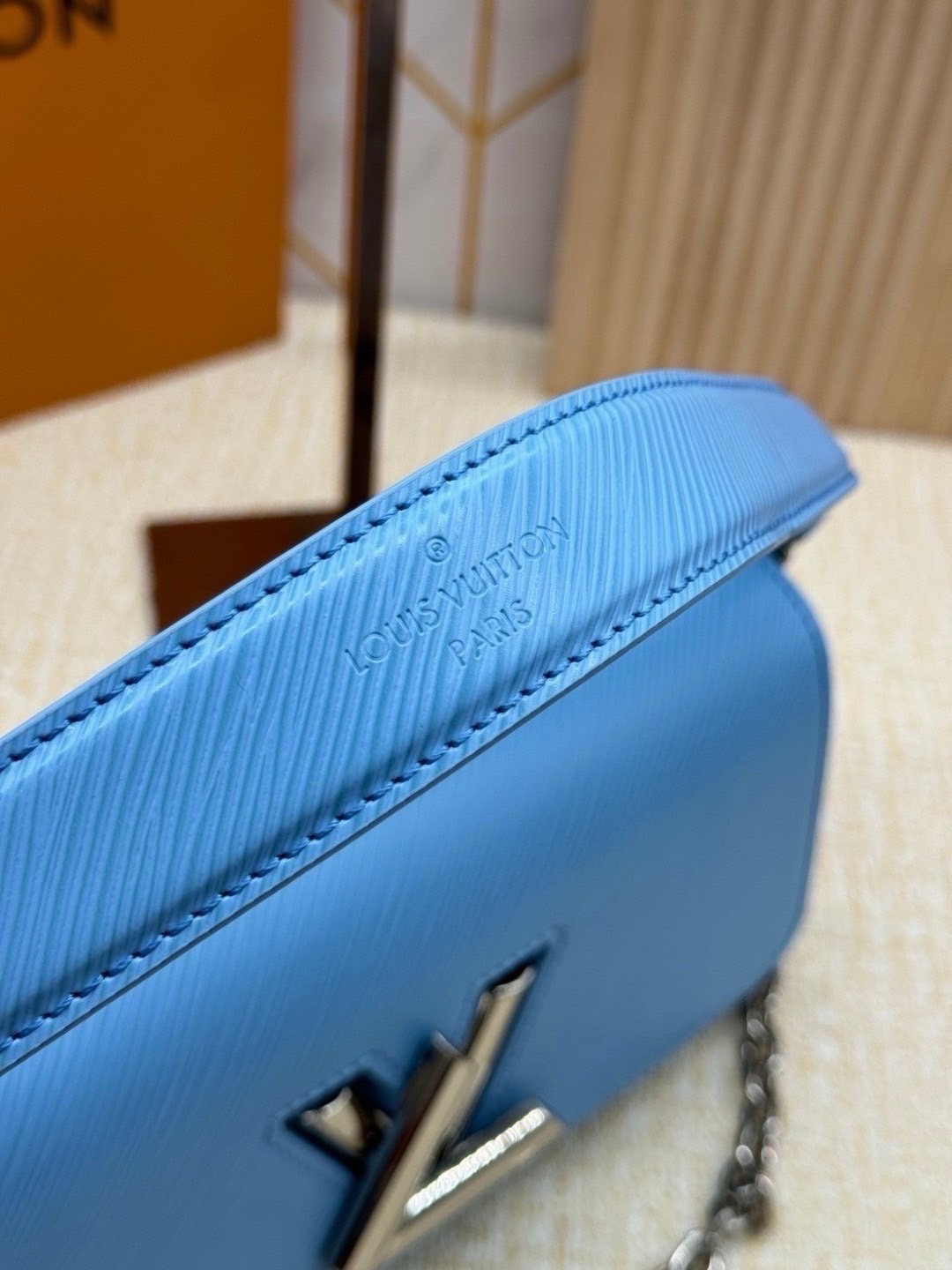 ORI หนังแท้ | LV Twist West Bag กระเป๋าสะพายหนัง Epi ลายเกรน สุดคลาสสิกมาดีไซน์ใหม่ในรูปทรงยาวเผยลุคมีระดับเหนือกาลเวลา ความหรูหราเข้ากับสตรีตสไตล์