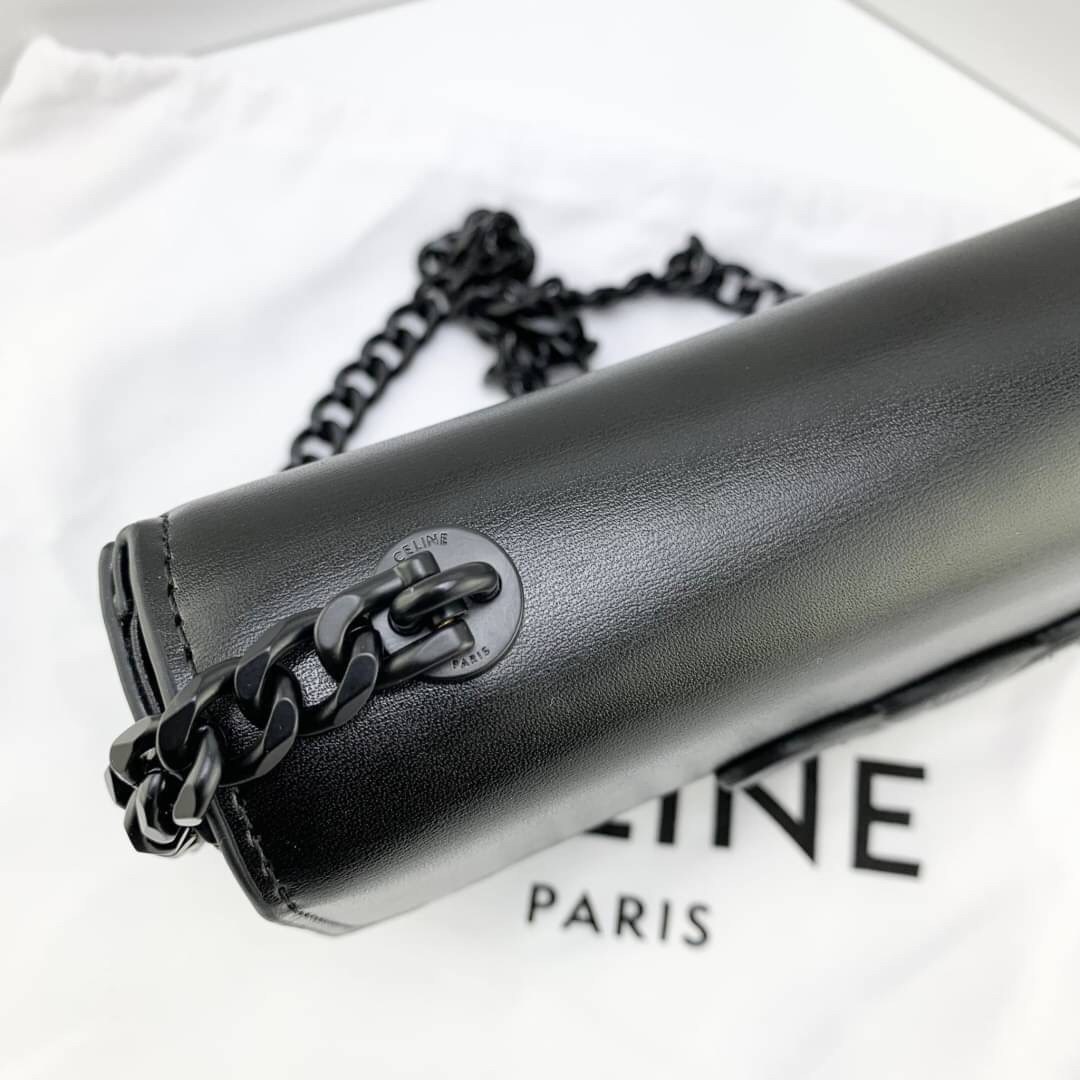 หนังแท้ CELINE CHAIN SHOULDER BAG CUIR TRIOMPHE IN SHINY CALFSKIN ANIS / CELINE TRIOMPHE SHOULDER BAG หนังแท้ทั้งใบสวยหรู แบบใหม่ล่าสุด โลโก้หนังคลาสิกที่สุดค่ะ จุของได้กำลังดี เหมาะกับสาวๆในวันที่อยากครอสบอดี้ชิลๆ ห้ามพลาดค่ะ!