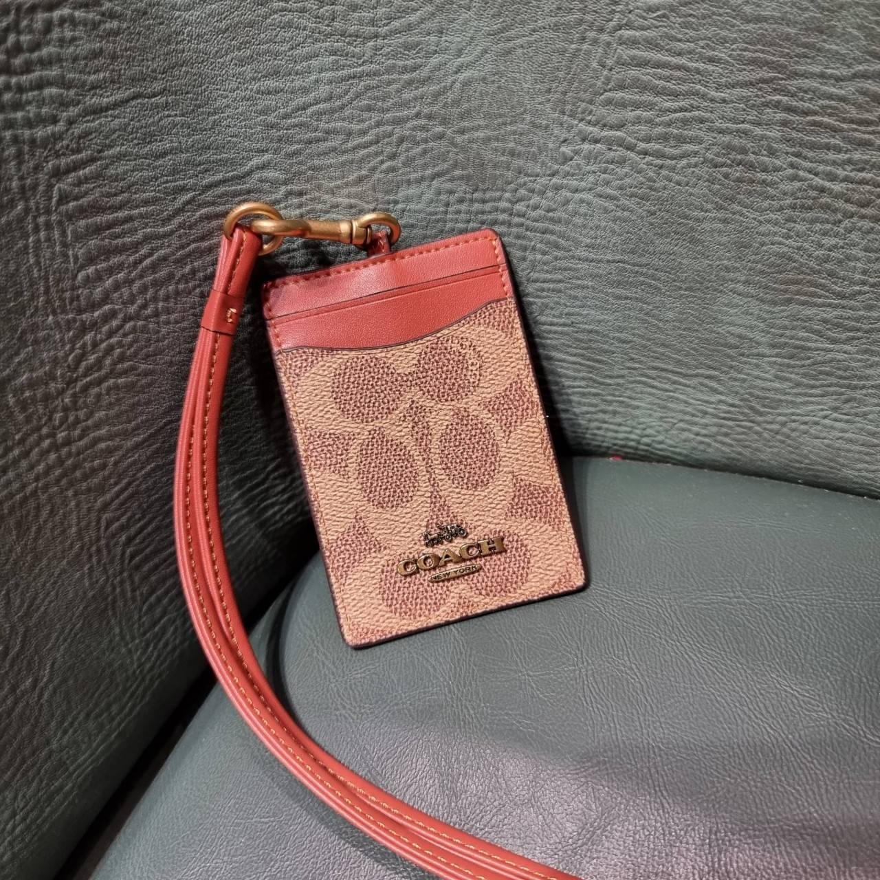 COACH ID LANYARD IN COLORBLOCK SIGNATURE CANVAS ง่ายๆแบบไม่ธรรมดา!! คลาสสิคแต่มีดีเทลโดดเด่น!! กระเป๋าถนอมบัตร พร้อมสายคล้องคอ ดีไซน์ลวดลายสวย ดูดีทุกแบบ ใช้งานง่าย พกพาสะดวก จะใส่บัตรพนักงาน บัตรเครดิต บัตรปชช. ใบขับขี่ และบัตรอื่นๆที่อยากจะใส่!! ตามใจไป