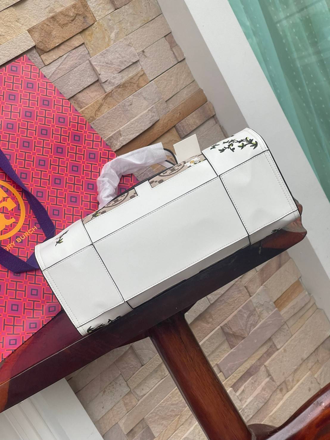 Tory burch ella jacquard embroidered quadrant tote ลายโมโนแกรม (Monogram) สัญลักษณ์สุดโดดเด่นที่คิดค้นขึ้นมาเพื่อให้แบรนด์มีเอกลักษณ์ สำหรับรุ่นนี้เป็นกระเป๋าที่ใส่ของได้เยอะ สามารถใส่สิ่งของที่จำเป็นสำหรับการทำงานได้ ง่ายต่อการถือและการหยิบใช้ข้าวของในกร