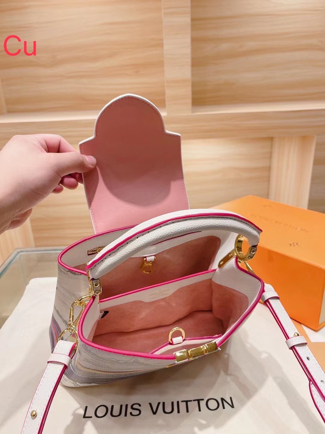 LV Capucines BB Bag Huang Yuxing / LV Bag พร้อมส่ง กระเป๋าถือสุดหรู ดีไซน์ทรงคลาสสิค ดีงามม้ากกกก!! มาพร้อมหูจับในตัว **ราคาพิเศษสุดคุ้ม งานสวยเกินราคาค่ะ