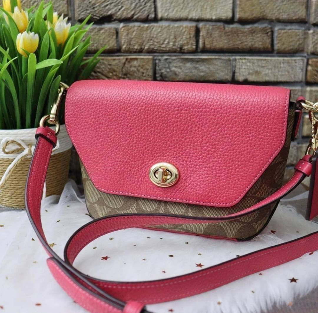 คอลเลคชั่นใหม่ ทั้งสวยทั้งคุณภาพค่ะ😘 COACH KARLEE CROSSBODY BAG 💐พร้อมส่ง ได้ไปไม่ผิดหวังแน่นอนค่ะ! สวยๆแบบคนดังระดับโลกกันค่าา กระเป๋าสะพายแบบครอสบอดี้ร์ หนังแท้นิ่มสวยงามมากๆค่ะ รูปทรงน่ารักกระทัดรัด เปิดปิดกระเป๋าแบบหมุนล็อค ภายในสามารถ