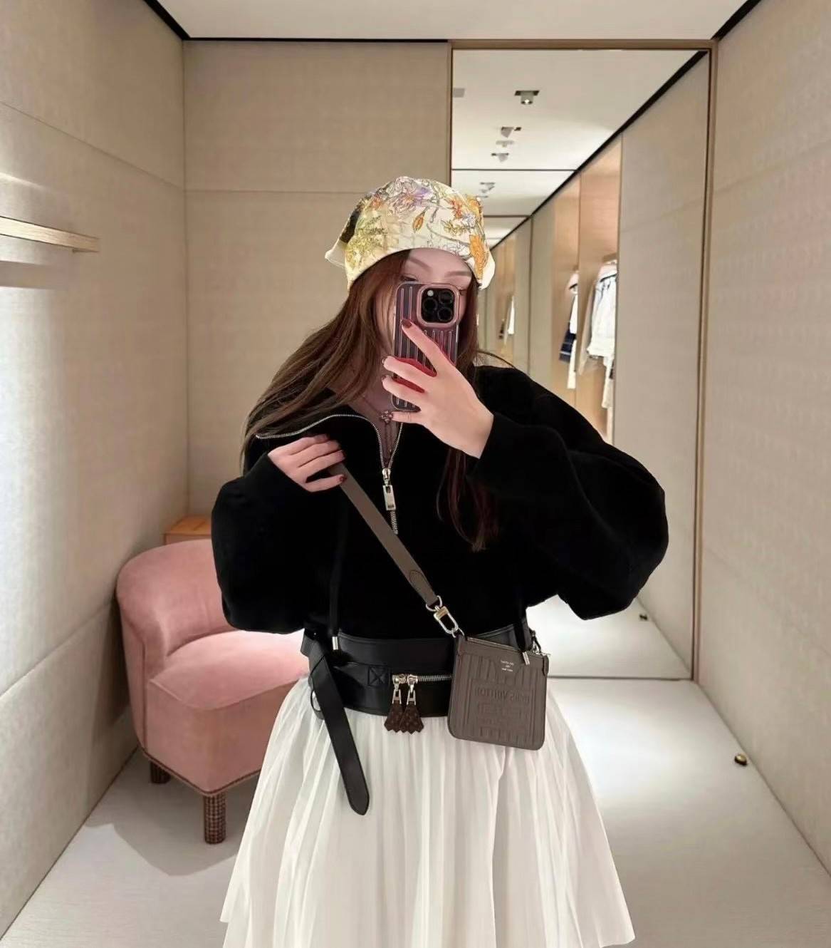 LV Neverfull Bandoulière Inside Out BB กระเป๋าทรงโท้ทไซส์เล็กใช้งานได้สองด้าน มีตะขอเกี่ยวสามารถปรับรูปทรงกระเป๋าได้หนังแท้นิ่มสวย ลายโมโนแกรมและหนังลายเกรน มาพร้อมใบลูกเข้าเซ็ทใส่สายสะพายยาวได้