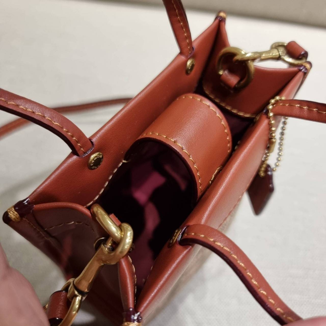 COACH C5277 MINI CASHIN TOTE IN SIGNATURE CANVAS กระป๋าสะพายข้างไซส์มินิ ไอเท็มหายาก!! ที่น่ารักที่สุด!! น่าใช้ไม่อยากวาง!! ยกให้น้องสาวใบนี้จริงๆ ดีไซน์รูปทรงโท้ทคลาสสิค วัสดุหนังแคนวาสสลับหนังแท้ มีหูจับในตัวและสายสะพายข้าง ปากกระเป๋ามีสายหนังแถบแม่เหล็