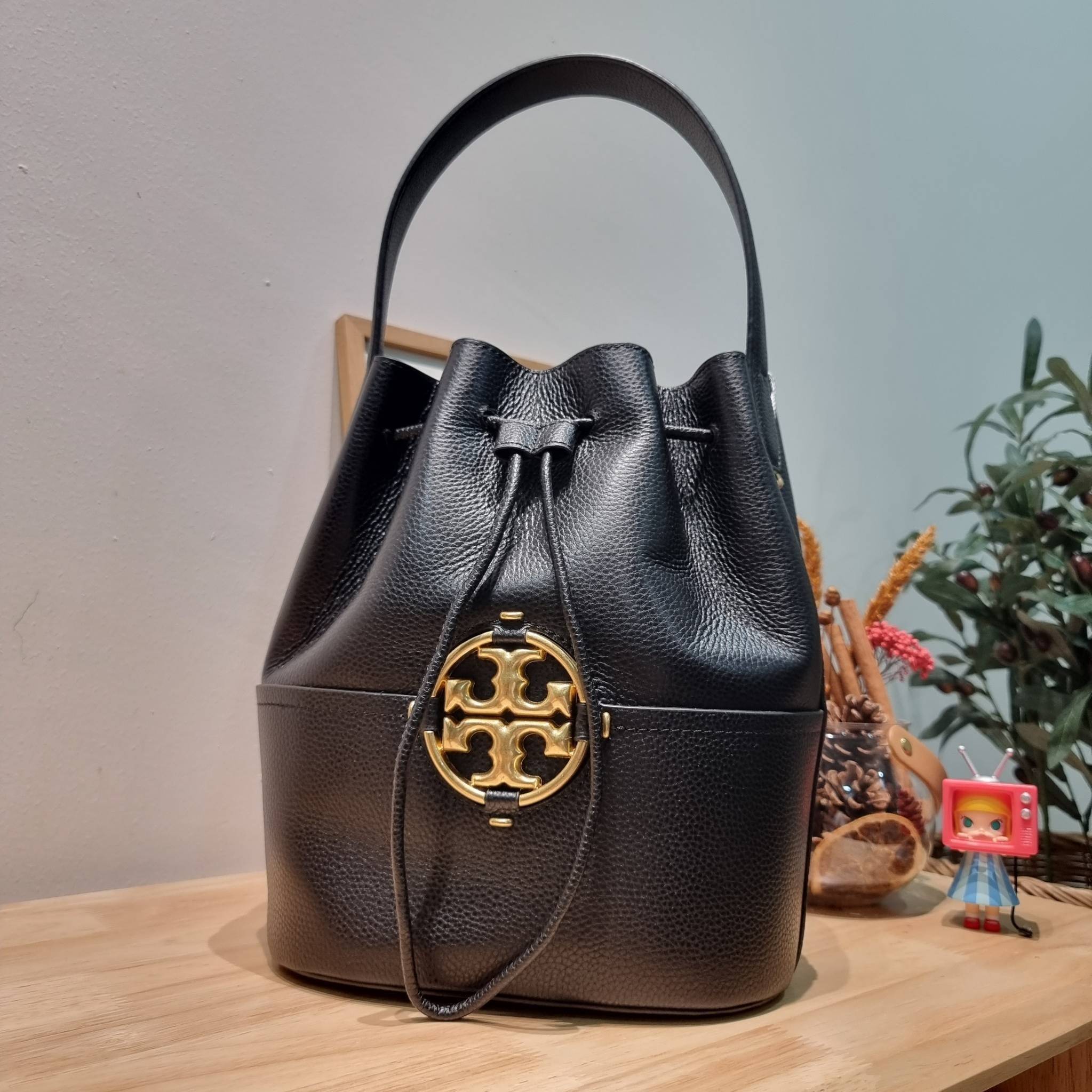 TORY BURCH MILLER BUCKET BAG / Tory Burch Bag รุ่นยอดนิยม สวยหรู ดูผู้ดี กับกระเป๋าสะพายบัคเก็ตใบใหญ่ โดดเด่นด้วยโลโก้สีทอง รูปทรงคลาสสิค ใช้งานง่ายด้วยหนังรูด