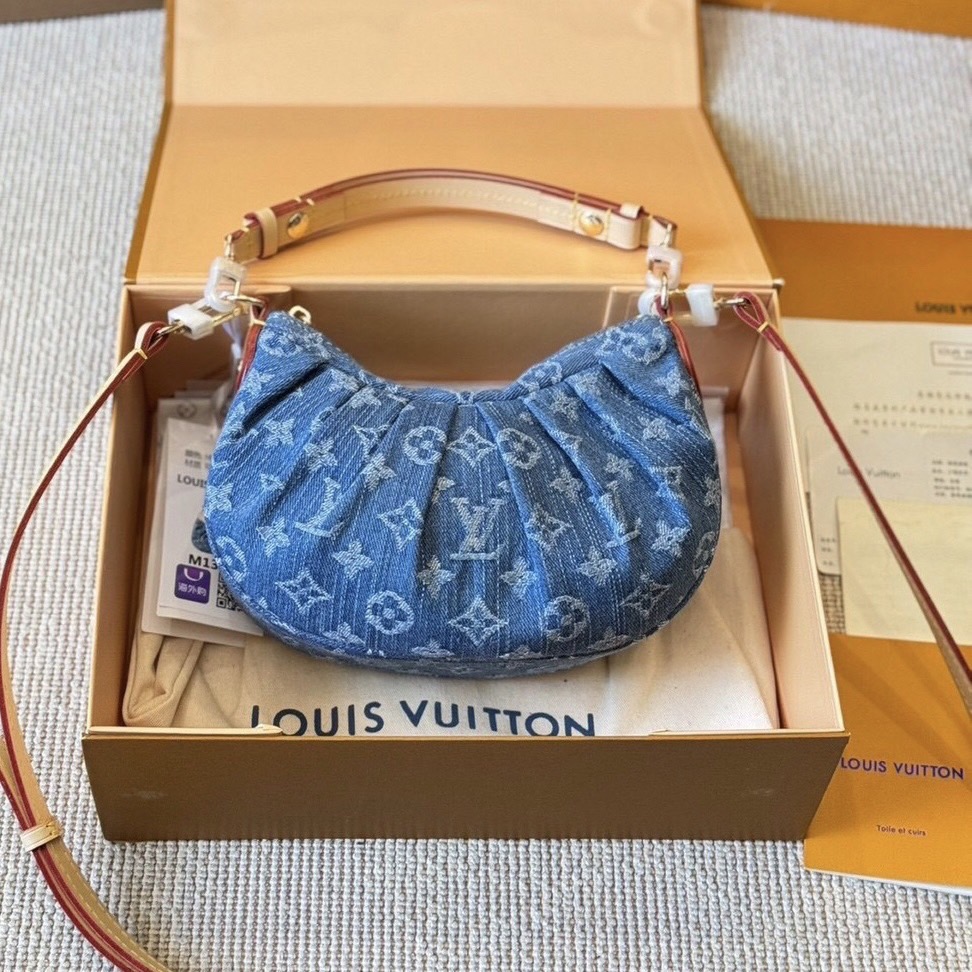 LV Pochette Valley Denim Bag กระเป๋าสะพายทรงพอชเดนิมวินเทจใบเล็กน่ารัก สุดไอคอนิกผสานสไตล์ล้ำสมัยเปี่ยมฟังก์ชัน ยังคงมีความเป็นเอกลักษณ์ ดีไซน์ลวดลายโมโนแกรมเรียบหรู
