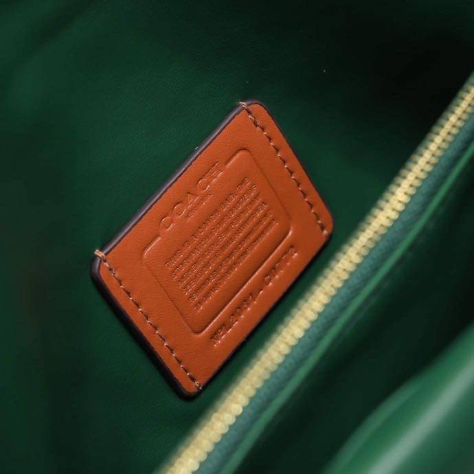 COACH PILLOW TABBY SHOULDER BAG 26 ไซส์ใหญ่ จุของได้ล้นๆ มาใหม่ขายดีที่สุด หนัง nappa หนานิ่ม นุ่มมากๆ พร้อมโลโก้รุ่นใหม่ด้วยเช่นกัน เพิ่มความหรู ดูดีเข้าไปอีกค่ะ