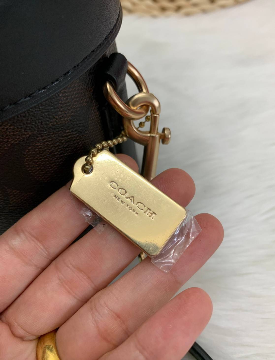 COACH KAY CROSSBODY IN SIGNATURE ((78277)) กลับมาอีกครั้ง! กระเป๋าหิ้ว//สะพายแบบครอสบอดี้ร์ หนังแท้นิ่มสวย เปิดปิดกระเป๋าแบบหมุนล็อค ภายในโล่งสามารถใส่กระเป๋าเงินใบกลางได้;มือถือได้ทุกรุ่น; มีช่องเล็กให้ใส่ของจุกจิก;ซัปในบุผ้าอย่างดีเลยค่ะ มาพร้อมสายสะพาย