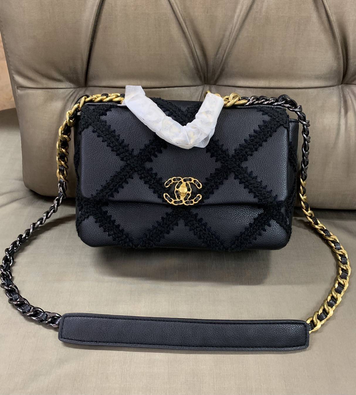 CHANEL 19 Large Stitch Bag VIP GIFT WITH PURCHASE (GWP) พรีเมี่ยมกิ้ฟ Limited Edition จาก Chanel DUTY FREE COUNTER กระเป๋าสะพายทรงคลาสสิค ตกแต่งด้วยการเย็บตะเข็บขนาดใหญ่ วัสดุหนังแท้(calfskin)ผสมผ้าทวีด หนังนิ่มมาก เงาขึ้นรูปสวยค่ะ ดีไซต์สายสะพายโซ่สองสีส