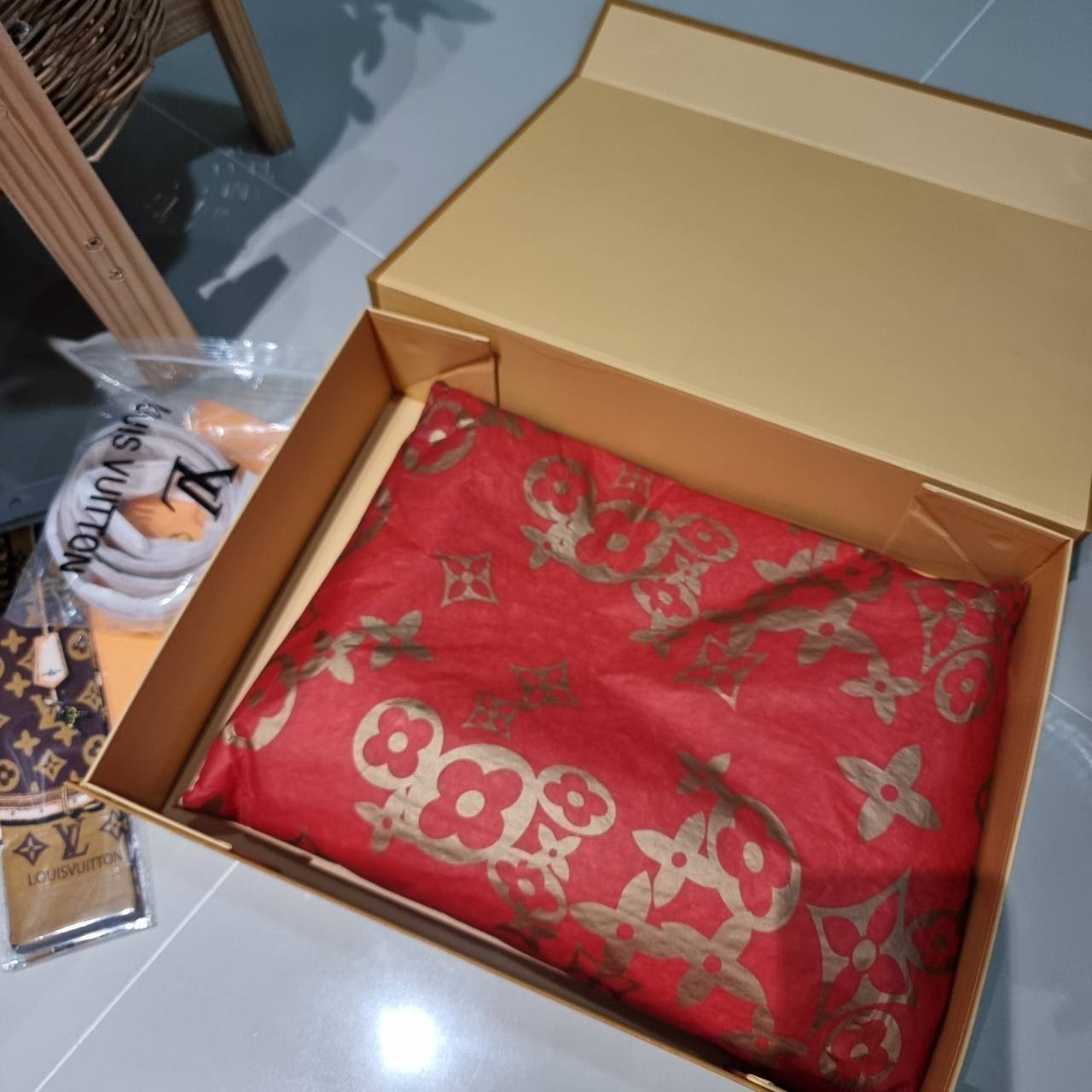 LV Monogram Denim Carry /LV CARRYALL DENIM BAG ใหม่ล่าสุด สไตล์เดนิมสุดชิค รุ่นลิมิเต็ดที่สาวๆตามหา กระเป๋าสะพายไหล่ทรงสวย ดีไซน์เรียบง่ายคลาสสิค หรู ดูผู้ดี รูปทรงใช้งานง่าย มาพร้อมใบลูก ไว้เก็บของจุกจิก