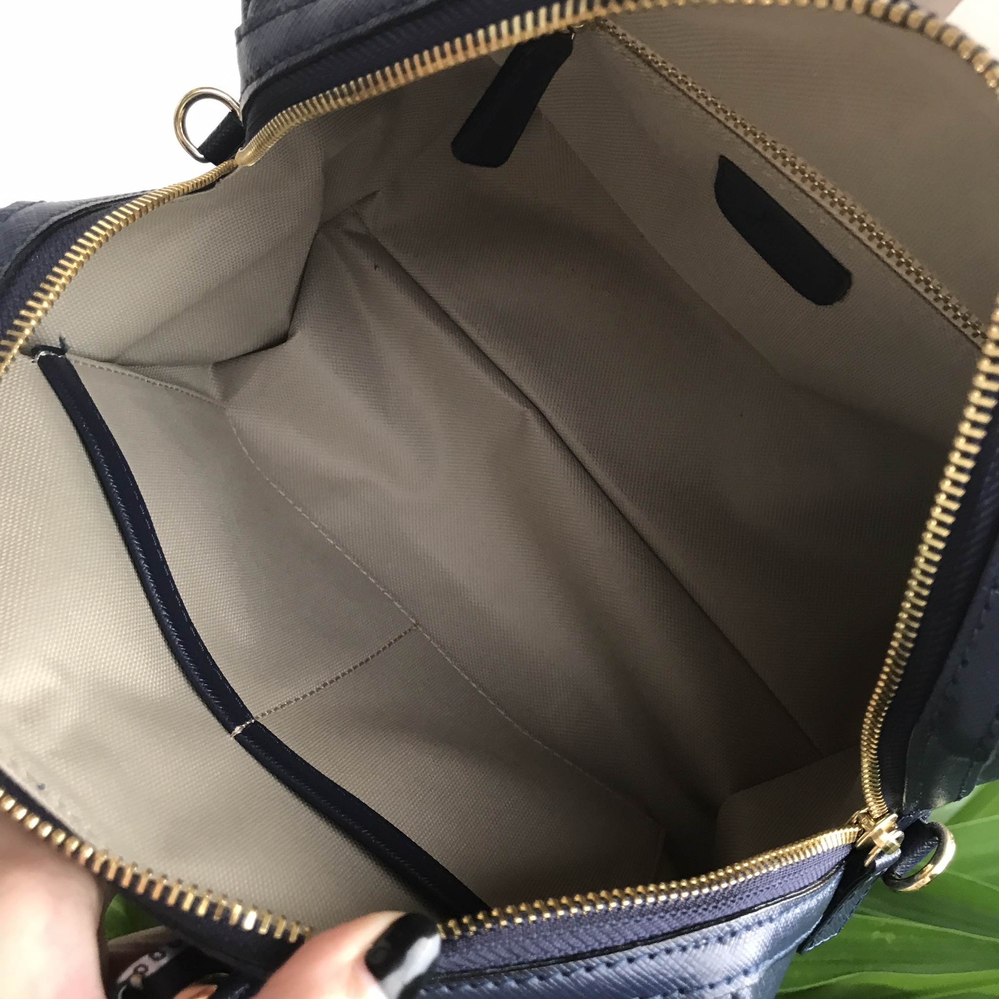 รุ่นขายดี สีใหม่ สวยหรู เวอร์วังมากคะ มาพร้อม ผ้าพันกระเป๋าเข้า set 😘🙏🏻 👜ดีเทลกระเป๋า 🌵สินค้าขายดี ขนาด มินิ สวยมากคะ >> รุ่น KEEP leather Pillow bag สวย น่ารัก ขนาดตอบทุกโจทย์การใช้งาน เห็นแล้ว **หลงรักเลยคะ 