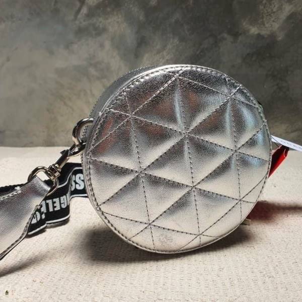 Guess Laiken mini crossbody bag กระเป๋าสะพายข้างด้านหน้าติดโลโก้แบรนด์ รูปทรงดีไซน์เก๋ เป็นรูปวงกลม เปิดปิดด้วยช่องซิปยาว ด้านในเป็นช่องกว้าง มีป้ายแบรนด์ติดด้านใน และมีช่องเสียบ สายสะพายทรงสปอร์ต สามารถปรับระดับได้ ทรงเก๋ๆ ชิคๆ ชิวๆ แบบนี้ รีบสอยนะคะ