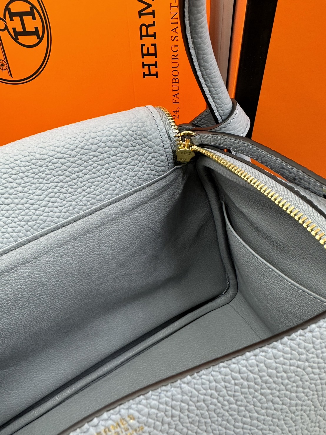 พร้อมส่ง 15 สี HERMES Lindy 26 bag กระเป๋าทรงโท้ทหนังสวยอย่างดี เอกลักษณ์ของความเรียบหรูไฮคลาสอย่างสมบูรณ์แบบ เกรดออริ สลับแท้ งานสวยตามรูป ใช้งานต่างประเทศได้