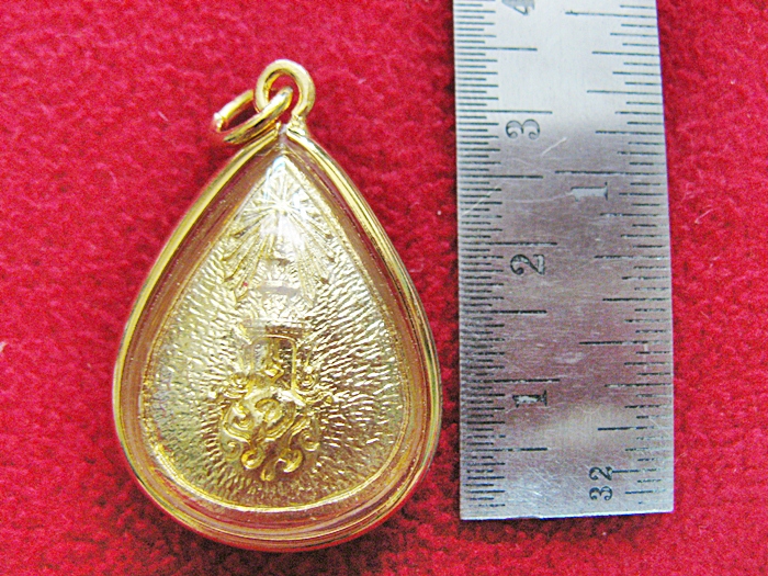 สินค้าหมดค่ะ เหรียญหลวงพ่อวัดไร่ขิงหลัง ภปร. รุ่นสร้างโรงพยาบาล พ.ศ.๒๕๒๒ เนื้อกะไหล่ทอง เลี่ยมทองไมครอน พร้อมผ้ายันต์และใบคาถาค่ะ