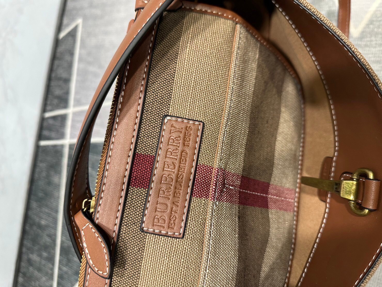 Burberry Ashby In Canvas Check And Leather / BURBERRY VINTAGE CANVAS BUCKET BAG 10" กระเป๋าถือทรงโท้ทผ้าแคนวาสพิมพ์ลายแบรนด์มาพร้อมสายยาวสายหนังแบบถอดใช้งานได้ วัสดุผ้าCanvas เนื้อหนาซับในอย่างดี ลายแบรนด์สวยมากคะ