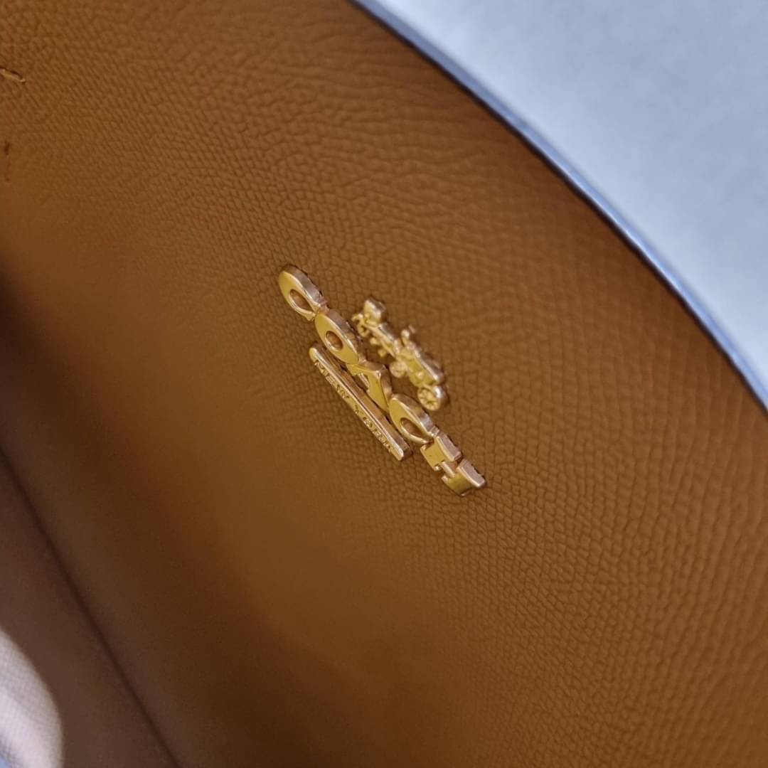 OUTTLET 】COACH MOLLIE TOTE 25 (C4250 C4084) น้องคนสวยอีกหนึ่ง!! กระเป๋าโท้ทไซส์เล็กที่สาวๆหลงรัก ดีไซน์คลาสสิคเหมือนเดิม เพิ่มเติมคือสะดวกขึ้นเยอะ!! ย่อส่วนมาจากใบใหญ่เป๊ะๆ น่ารักน่าใช้มากๆ วัสดุหนัง crossgrain ทนทาน ใช้งานง่าย เรียบหรูดูดีม้าก!! ภายในโล่