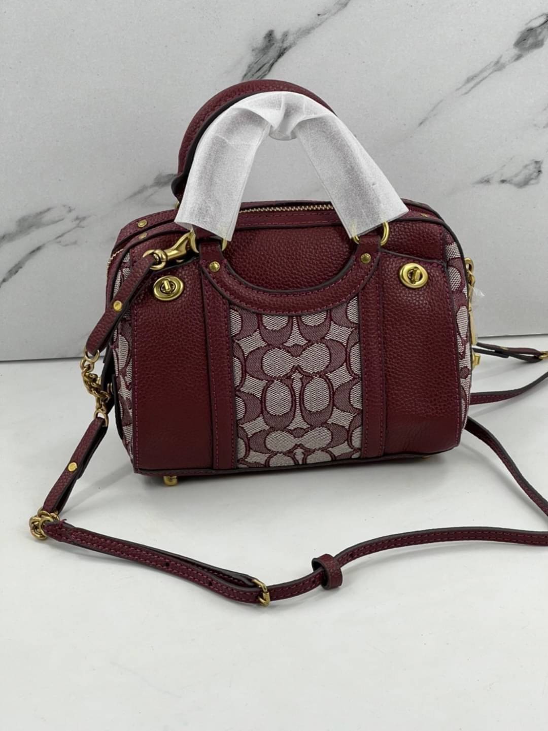 COACH LARK BAG 19 IN SIGNATURE JACQUARD พร้อมส่งที่ไทย สวยก่อนใครแน่นอนค่ะ กระเป๋าสะพายข้าง//ครอสบอดี้ร์ วัสดุหนังแท้+Jacqurd ได้ลงตัวสวยงามมากๆค่ะ มีช่องใส่ของจุกจิกทั้งด้านหน้าและหลัง ;เปิดปิดกระเป๋าแบบซิปคู่ ภายในสามารถใส่กระเป๋าเงินใบกลางได้;มือถือได้