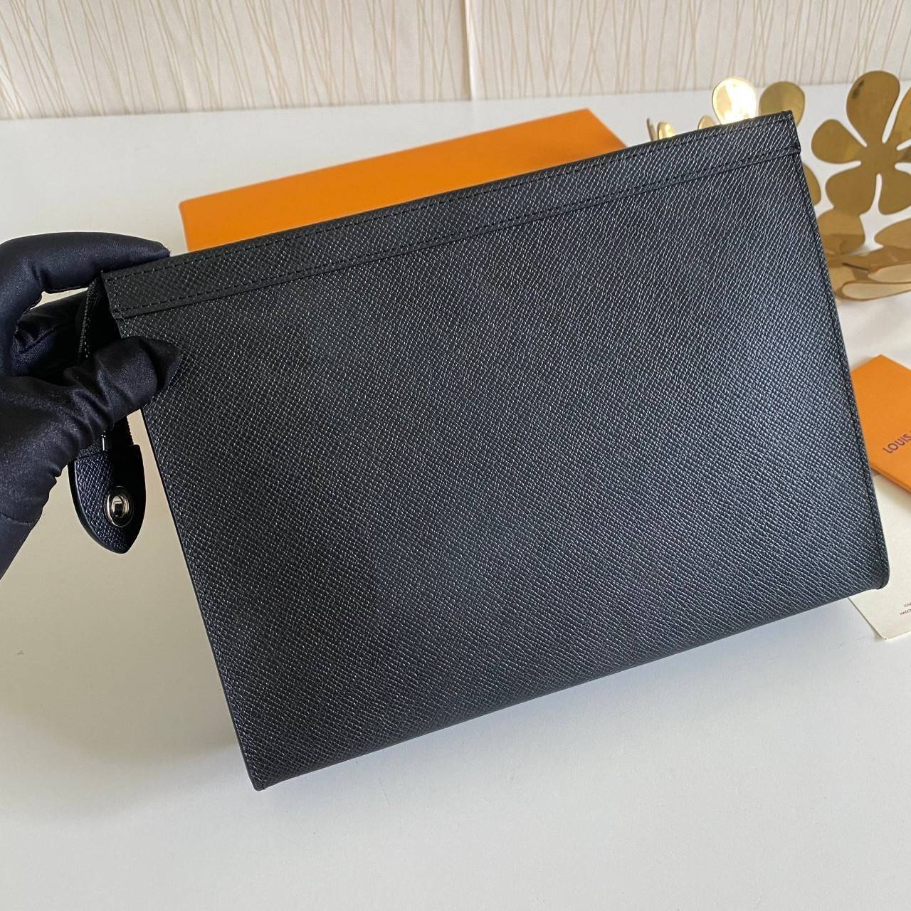 พรีเมี่ยมกิ๊ฟแท้ 100% 】พร้อมส่งที่ไทย!! ที่นี่ที่เดียว LOUIS VUITTO CLUTCH คลัช LV ขายดีตลอดกาล ไม่มีตกยุค ขนาก10” นิ้ว ใส่ของได้จุใจ หนังแท้ ด้านในมีช่องใส่บัตรได้เยอะ มาพร้อมกล่องอุปกรณ์ครบ