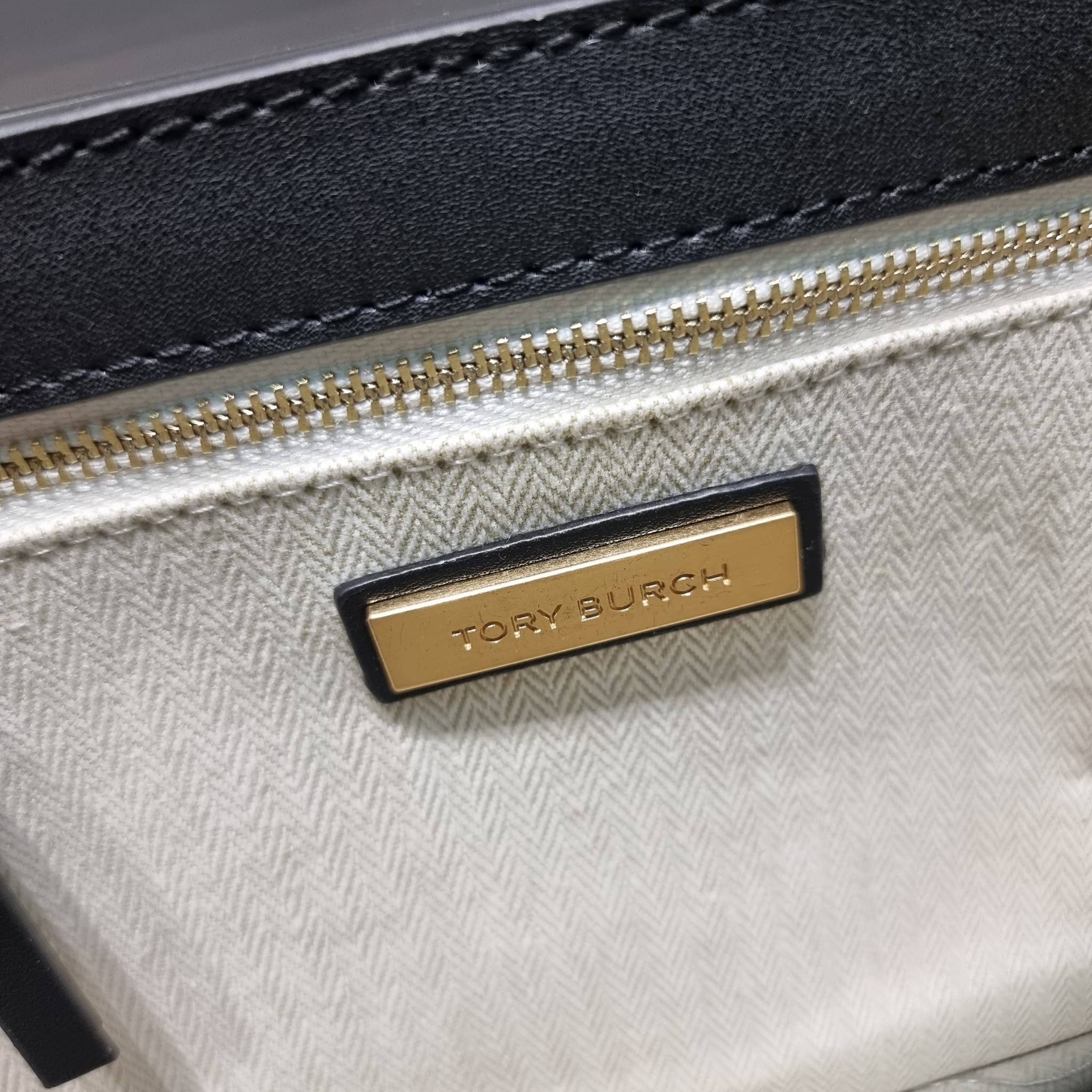 TORY BURCH BRITTEN STUDDED CROSSBODY BAG / Tory Britten Small Adjustable Shoulder Bag คอลเลคชั่นผู้ดี ดีไซน์ใหม่ล่าสุด กระเป๋าสะพายตัวท็อป ที่ตกแต่งด้วยโลโก้และหมุดสวยงาม เพิ่มดีเทลเป็นกิมมิคไม่ซ้ำใคร สายสะพายก็เลิศ