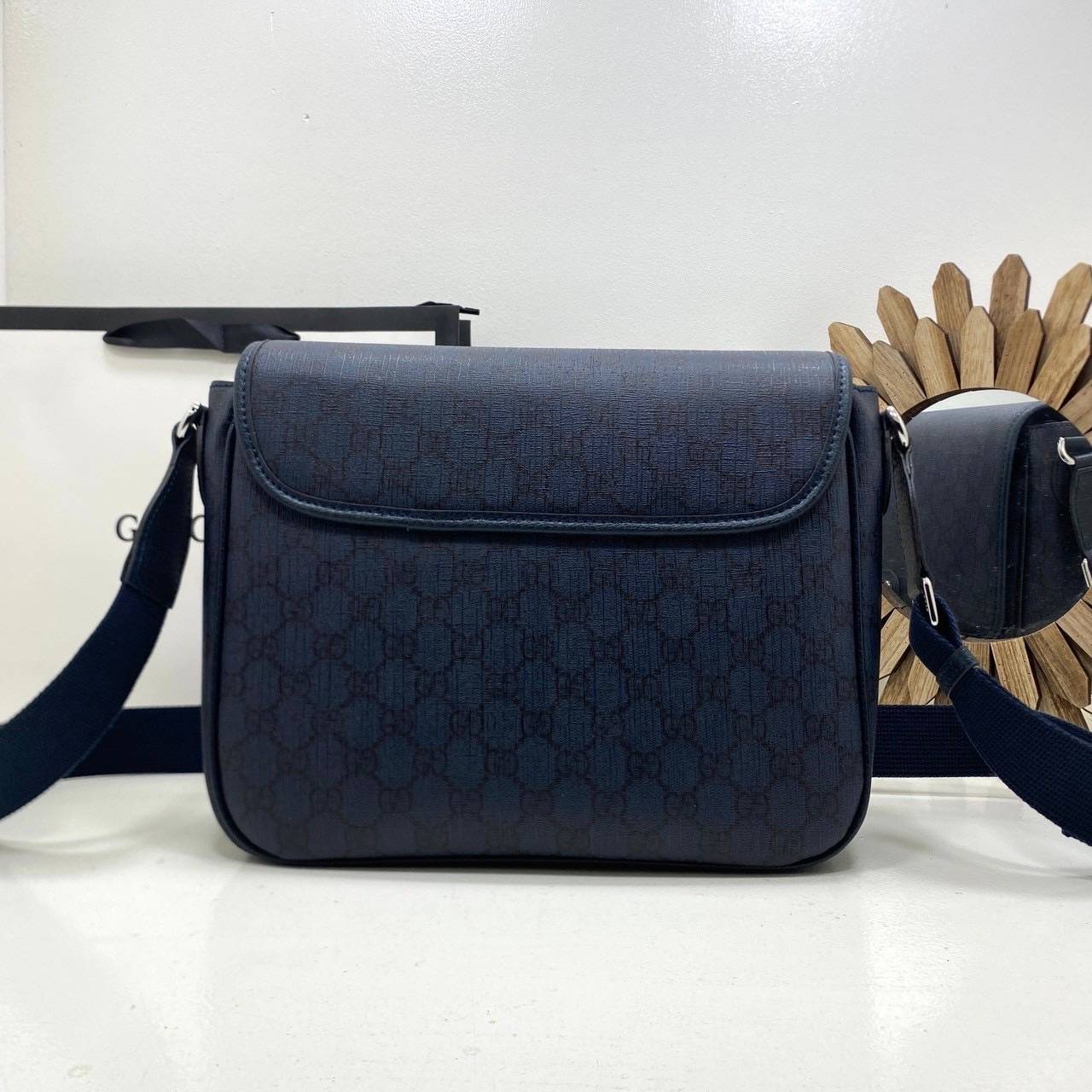 ORI หนังแท้ | GUCCI Ophidia medium messenger bag Navy Blue กระเป๋าสะพายทรงแมสเซ็นเจอร์ Canvas GG Supreme เนื้อผ้าที่เหมาะสำหรับไลน์แอคเซสเซอรี่สำหรับผู้ชาย โดยการเพิ่มกลิ่นอายความโมเดิร์นให้กับดีไซน์ของแบรนด์อันเป็นเอกลักษณ์