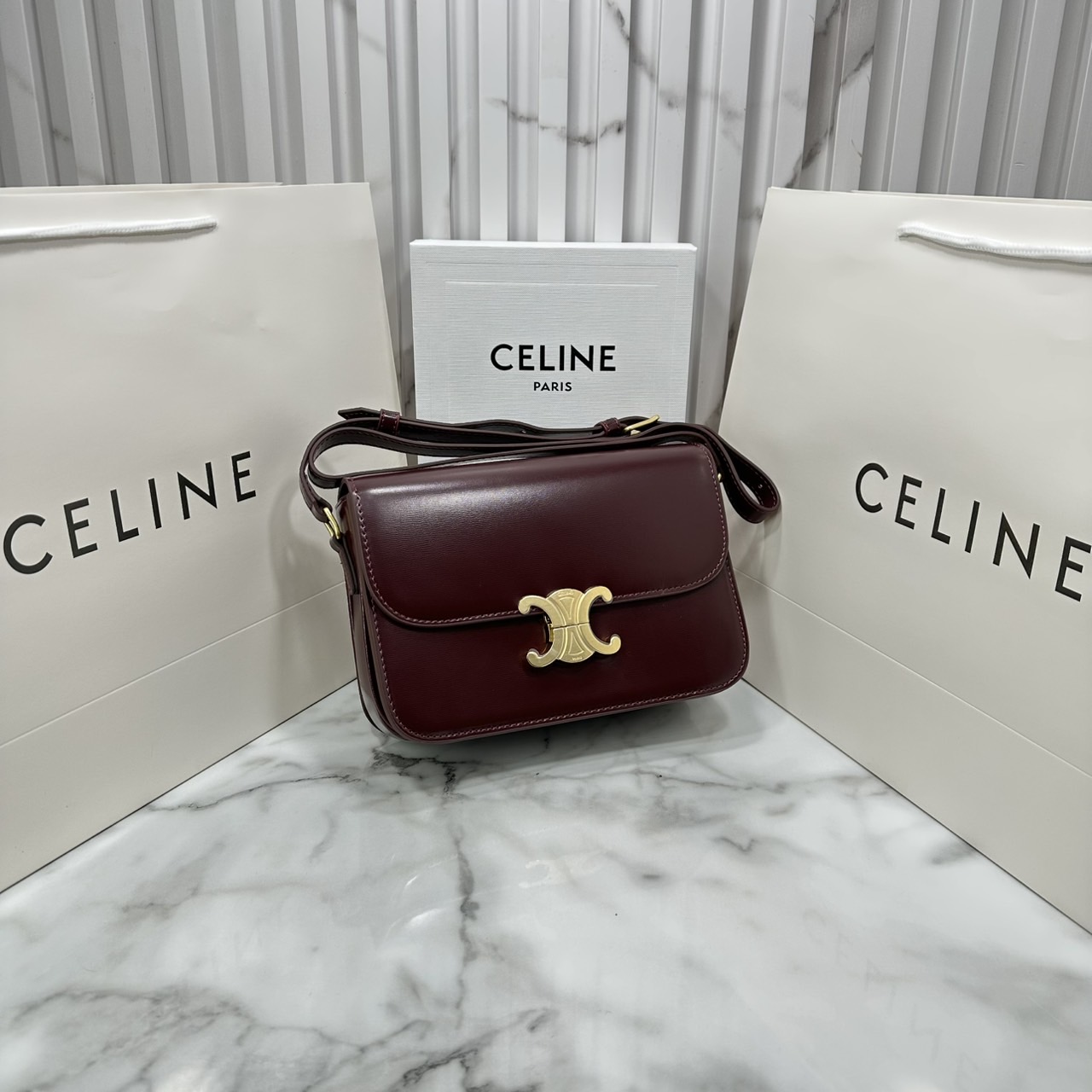ORI หนังแท้ | 9" CELINE CLASSIQUE TRIOMPHE bag in natural leather กระเป๋าสะพายรุ่นยอดนิยม ด้วยรูปทรงสี่เหลี่ยมผืนผ้า ดีไซน์คล่องตัวถ่ายทอดให้เห็นถึงแก่นแท้ของสไตล์