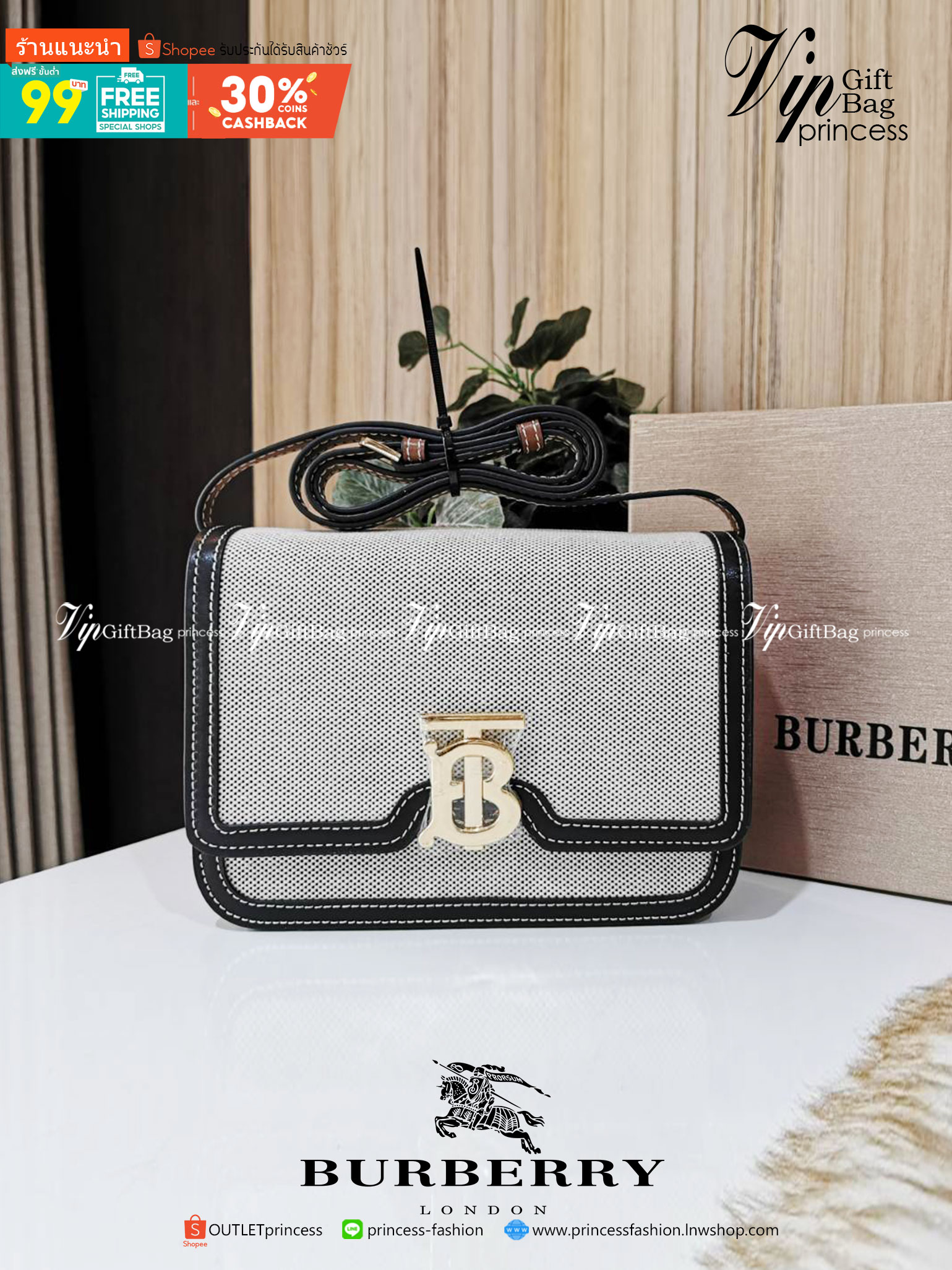 BURBERRY FRAGRANCES CROSSBODY BAG VIP GIFT WITH PURCHASE (GWP) พรีเมี่ยมกิ๊ฟรุ่นใหม่ล่าสุด Limited Edition วัสดุ Canvas & Leather ทรงเหลี่ยมสวยหรูอยู่ทรงโลโก้แบรนด์ด้านหน้าเปิดปิดด้วยฝาปิดสัญลักษณ์รูปตัวBภายในมีช่องแบ่งเป็นสัดส่วนใส่มือถือของจุกจิกได้ สาย