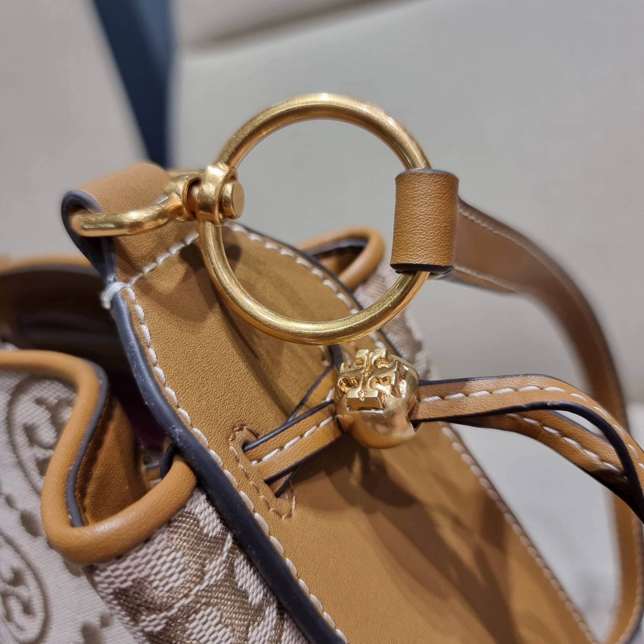 TORY BURCH T MONOGRAM JACQUARD BELL BAG คอลเลคชั่นใหม่ กับกระเป๋าลายโมโนแกรมยอดฮิต ที่มาในรูปทรงดีไซน์สวยเก๋ ชิคๆคูลๆ รับรองว่าไม่มีเกร่อ ตัวกระเป๋าทรงเหลี่ยม รูปเก็บทรงได้ในส่วนของปากกระเป๋า หรือไม่รูด ก็ได้ความสวยไปอีกแบบ วัสดุผ้า jacquard ตัดสลับหนังแท