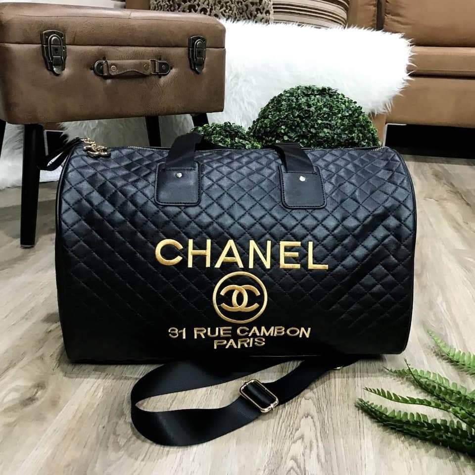 Chanel Quilted Travel Bag Super rare item! กระเป๋าเดินทางใบใหญ่ VIP. gift with Purchanel ของแท้รุ่น Limited Edition จาก counter Chanel วัสดุหนังเรียบลายตาราง เนื้อหนา กันน้ำ ดูแลรักษาง่าย ด้านหน้ามี logo brand ตัวกระเป๋าเปิดปิดด้วยซิป หัวซิปแบรนด์ อะไหล่ท