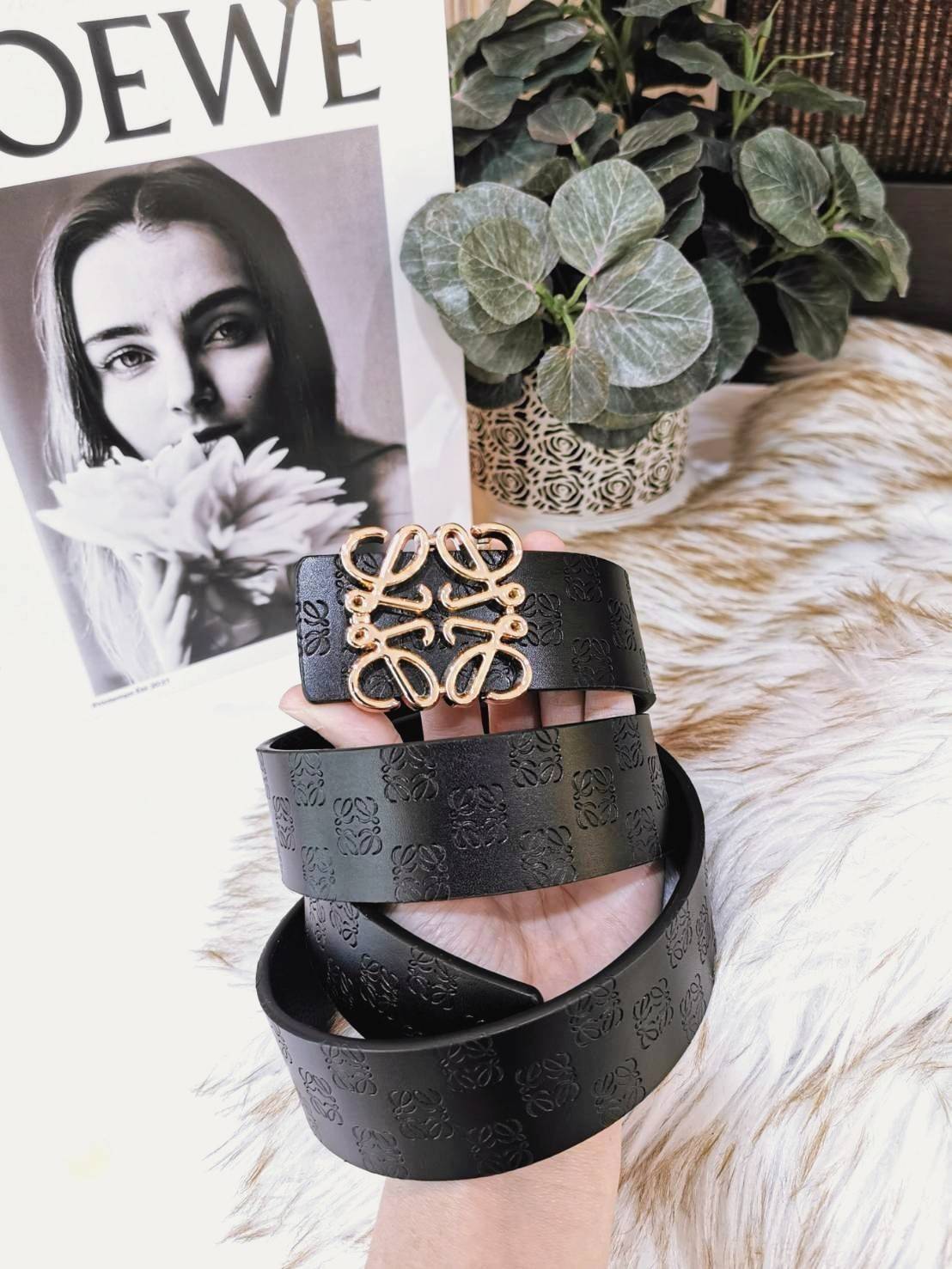 Loewe Logo Leather Belt VIP Gift With Purchase (GWP) วัสดุ Calfskin ปั๊มโลโก้แบรนด์สวยหรูดูดี หัวเข็มขัดโลโก้แบรนด์ 3D อะไหล่ทองตัวสายปรับระดับได้ ดีไซน์เรียบหรูคลาสสิคเข้ากับทุกลุ๊ค ใช้ได้ทั้งชายและหญิงค่ะ ไอเท็มแนะนำสวยน่าใช้น่าสะสม เหล่าสาวก Loewe GWP 