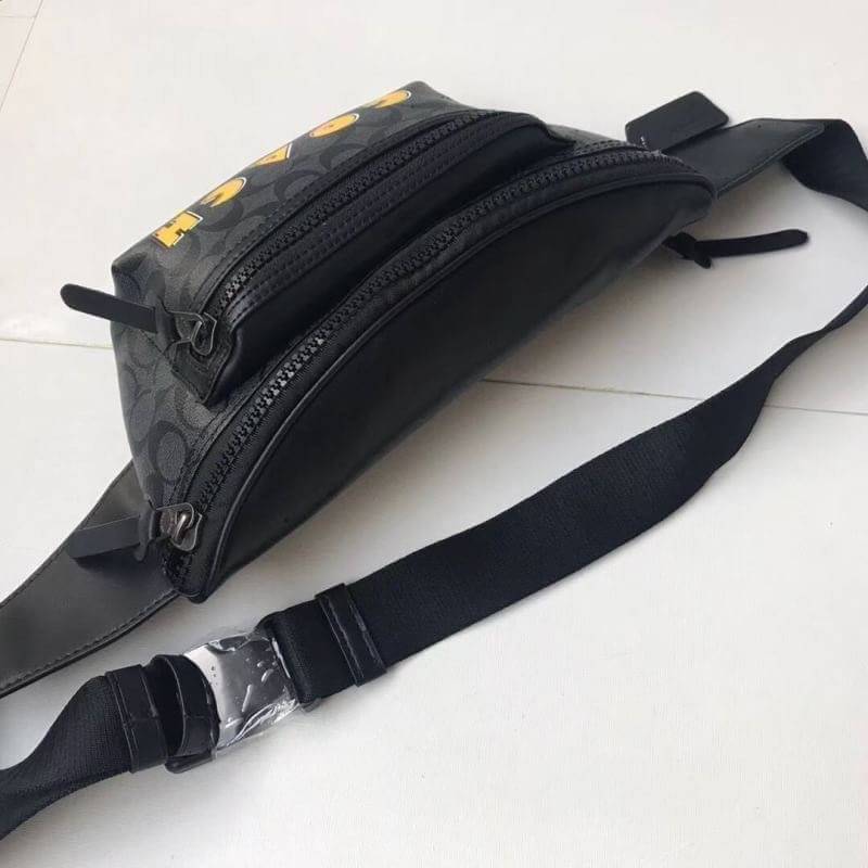 COACH F72924 TERRAIN BELT BAG IN SIGNATURE CANVAS WITH PAC-MAN COACH SCRIPT กระเป๋าคาดอก คาดเอวสุดฮิต รุ่นใหม่ล่าสุด ลายซี signature ดำ/เทา สกรีน COACH สีเหลือง สายปรับได้ ด้านในมีช่องใส่ของได้คะ ใส่ได้ทั้งคุณผู้หญิงและชาย ใส่แล้ว สวย เท่ห์ ดูดีมากๆค่ะ &#