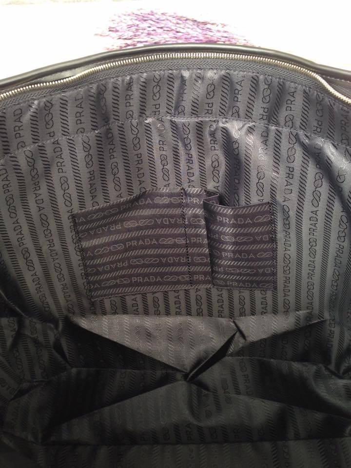 งานพรีเมี่ยมกิ้ฟ จากเคาเตอร์ต่างประเทศค่ะ กระเป๋าสะพาย Shopping ใบใหญ่ จากแบรนด์ PRADA เปิดปิดด้วยซิป ปั้มแบรนด์ สายสะพายหนัง สะพายไหล่ได้ ไม่ติด จุคุ้มมากสุดๆค่ะ ใส่เสื้อผ้า 1-2 วันได้สบายค่ะ เหมาะมากกับสาวๆที่สัมภาระเยอะค่ะ ใช้แล้วสวยมากๆคุ้มเกินราคารับ