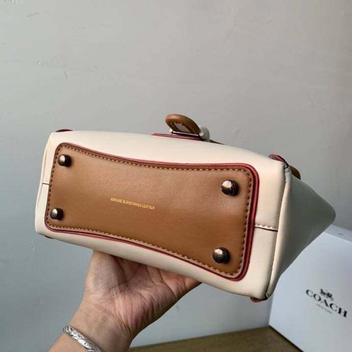 COACH COURIER CARRYALL 23 IN COLORBLOCK SIGNATURE CANVAS พร้อมส่ง 7 แบบ พร้อมส่ง ลุคดูไฮสุดๆค่ะ! กระเป๋าสะพายหนังหรูหราและคลาสสิค หนังแท้ชั้นดีที่สุด น้ำหนักเบา หนังสวยมากก สัมผัสแล้วหลงรักแน่นอนจ้าา😘