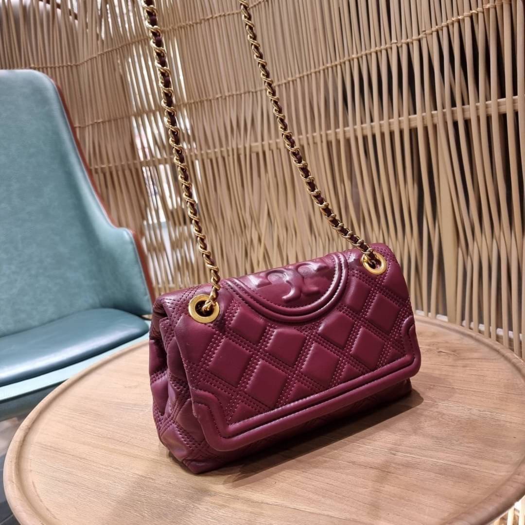 TORY BURCH FLEMING SOFT CONVERTIBLE SHOULDER BAG รุ่นหายากที่สาวๆตามหา มาพร้อมเสิร์ฟความสวยถึงบ้านไปเลยจ้า รอบนี้คัดสีสวยๆมาให้ได้ช้อปกันอย่างจุใจไปเลย กระเป๋าสะพายไหล่ หนังแท้นิ่มเต็มใบ สวยหรูดูแพง เปิด-ปิดด้วยตัวกดล็อคแน่นหนา สายสะพายในตัวปรับใช้ได้ 2 แ