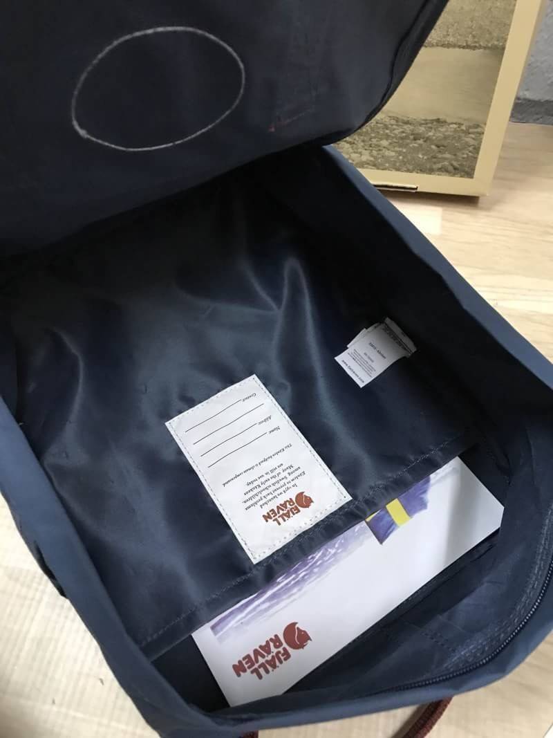 Kanken backpack รุ่น Classic แบรนด์ดังจากสวีเดนที่นิยมกันมากในหมู่วัยรุ่น กระเป๋าเป้ที่มีน้ำหนักเบา แต่มีความทนทาน และช่องว่างต่างๆมากขึ้น มีซิปหน้าสำหรับใส่ของกระจุกกระจิก และหูหิ้วทั้งด้านหน้าและด้านหลัง สำหรับการหิ้วถือได้สะดวก ใส่มินิไอแพค กระเป๋าสตาง