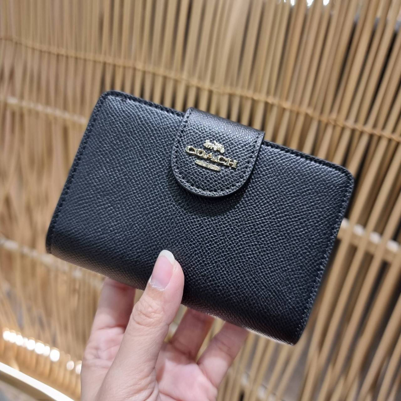 COACH 6390 MEDIUM CORNER ZIP WALLET เดอะเบสท์รุ่นที่สาวๆตามหา!! ดีไซน์ใหม่ สวยสะกด!! กระเป๋าสตางค์ใบกลาง สีคลาสสิค เรียบแต่แฝงความหรู บอกเลยว่ามันละมุนมาก!! ด้วยวัสดุหนัง crossgrain ที่ดูแลรักษาง่าย และยังดูผู้ดี ถือใช้แล้วขับผิวทุกสี ภายในมีช่องใส่บัตรแล