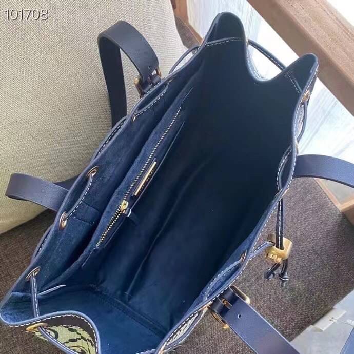 TORY BURCH FACTORY MONOGRAM JACQUARD TOTE BAG กระเป๋าถือหรือสะพายรุ่นล่าสุดดีไซน์ยอดนิยมจาก TORY BURCH FACTORY OUTLET วัสดุ Woven Jacquard & Leather ทอลาย Jacquard Singnature แบรนด์รอบใบสวยอยู่ทรงเป็นเอกลักษณ์ เปิดปิดแบบ Drawstring ขนาดใหญ่กำลังดี กว้างแล