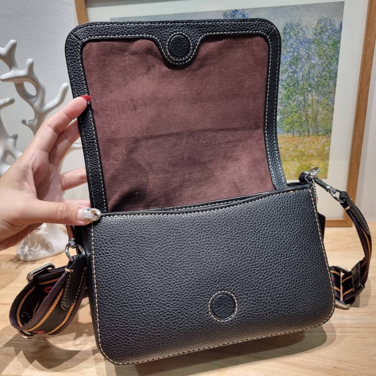 OACH LOGAN MESSENGER IN SIGNATURE CH483 CH252 กระเป๋าสะพาย รุ่นใหม่ สไตล์สปอร์ต ดีไซน์สวย ขนาดกำลังดีคล่องตัว สายสะพายเส้นใหญ่ทนทาน