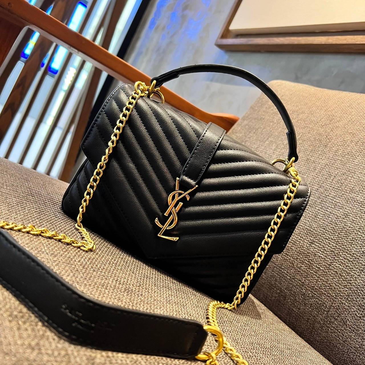 Yves Saint laurent crossbody boutique vip bag กระเป๋าสะพายไหล่ ดีไซน์ทรงสวยหรู พิเศษ แถมฟรี พวงกุญแจห้อยอะไหล่สีทอง ดูแพงไปหมดจริงๆไอเท็มนี้ วัสดุหนังสังเคราะห์ เปิด-ปิดด้วยกระดุมแม่เหล็ก ภายในโล่งกว้าง มาพร้อมหูจับในตัว และสายสะพายครอสบอดี้ที่สามารถถอดออ