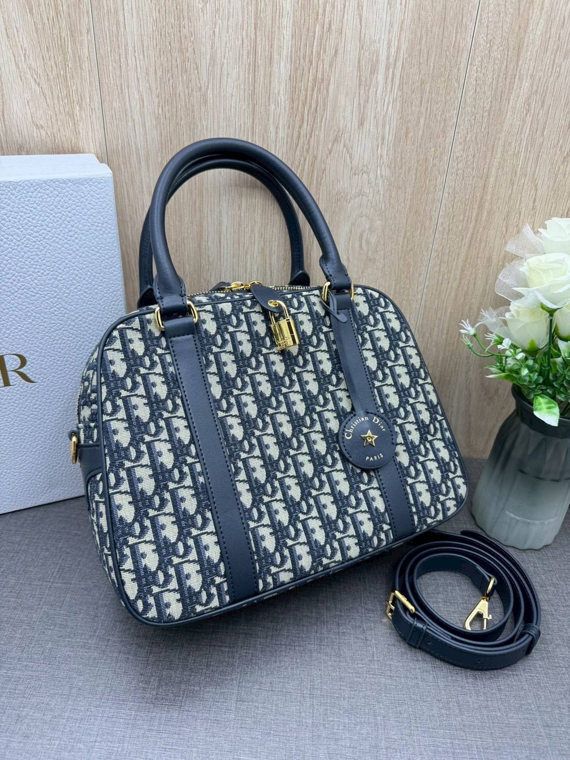 ORI หนังแท้ | DIOR Large D-Vibe Bowling Bag กระเป๋าทรงหมอนดีไซน์โบว์ลิ่งใบใหญ่ ทันสมัยใช้งานง่ายจุของได้เยอะ สวยสง่างามเป็นเอกลักษณ์