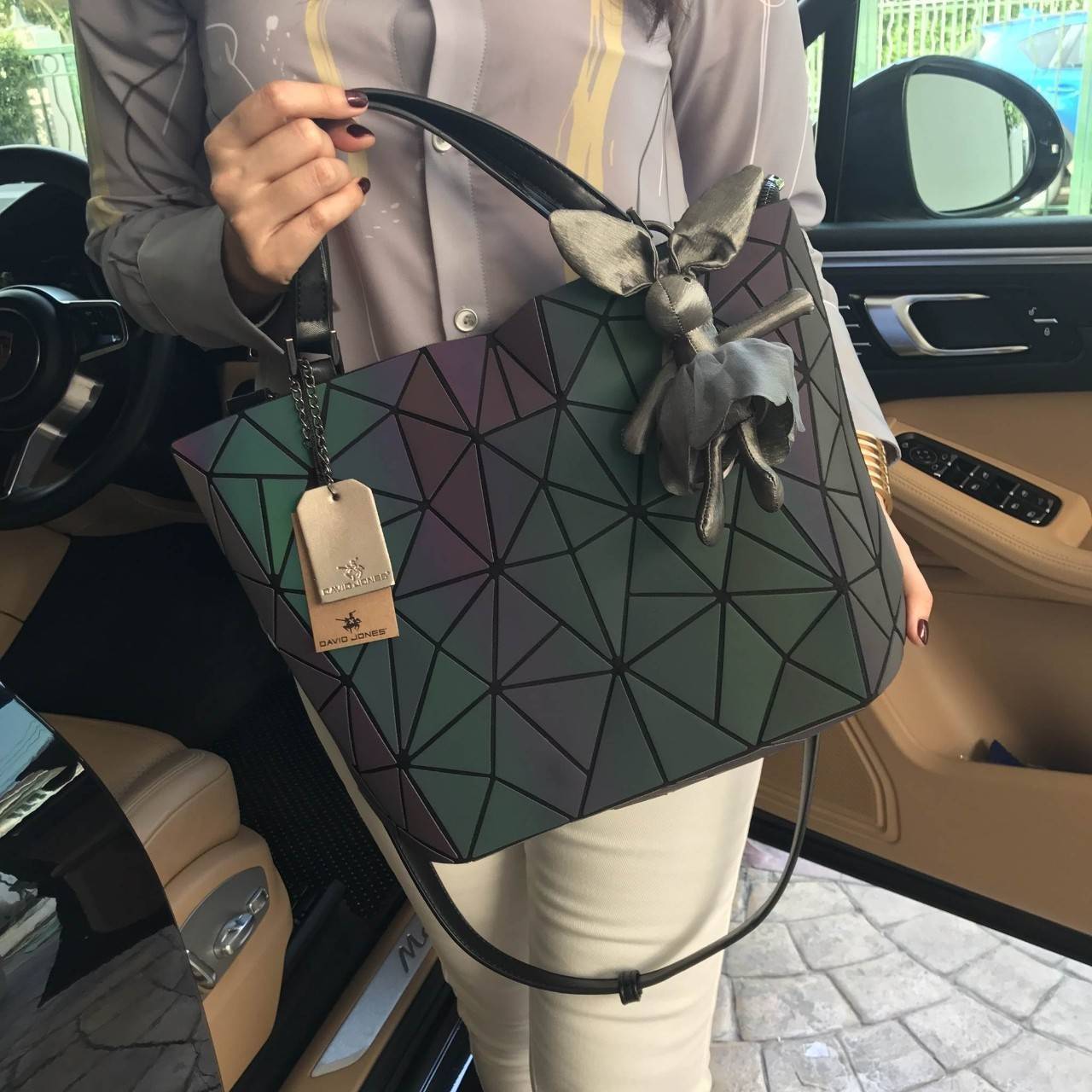 มาใหม่ สี Limited edition 🌈🌈 Rainbow color ( สีจะปรับเข้มอ่อนตามความสว่างของแสงค่ะ ) • สว่างมากจะเป็นสี Rainbow สว่างน้อยจะเป็นสีเทาเข้มค่ะ สดใสรับเดือนแห่งความรักกันด้วย กระเป๋าทรงสุดฮิตจากแบรนด์ David Jones ใบนี้ มาพร้อมกับน้องกระต่ายสีเ