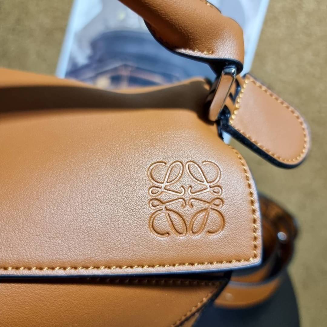 VIP 】LOEWE LA PALME PUZZLE BAG IN CLASSIC CALFSKIN คอลเลคชั่นใหม่!! กระเป๋าสะพายข้างทรงกล่อง สไตล์พัซเซิล ให้ฟีลลิ่งเหมือนตัวต่อ ดูดีได้ทุกที่แค่มีใบนี้ รอบนี้ดีไซน์พริ้นท์ลายต้นปาล์มเก๋ๆ ซัมเมอร์ยังต้องมา วัสดุหนังวัวฟอกสี เปิดใช้งานด้วยซิป ที่ภายในโล่งพ