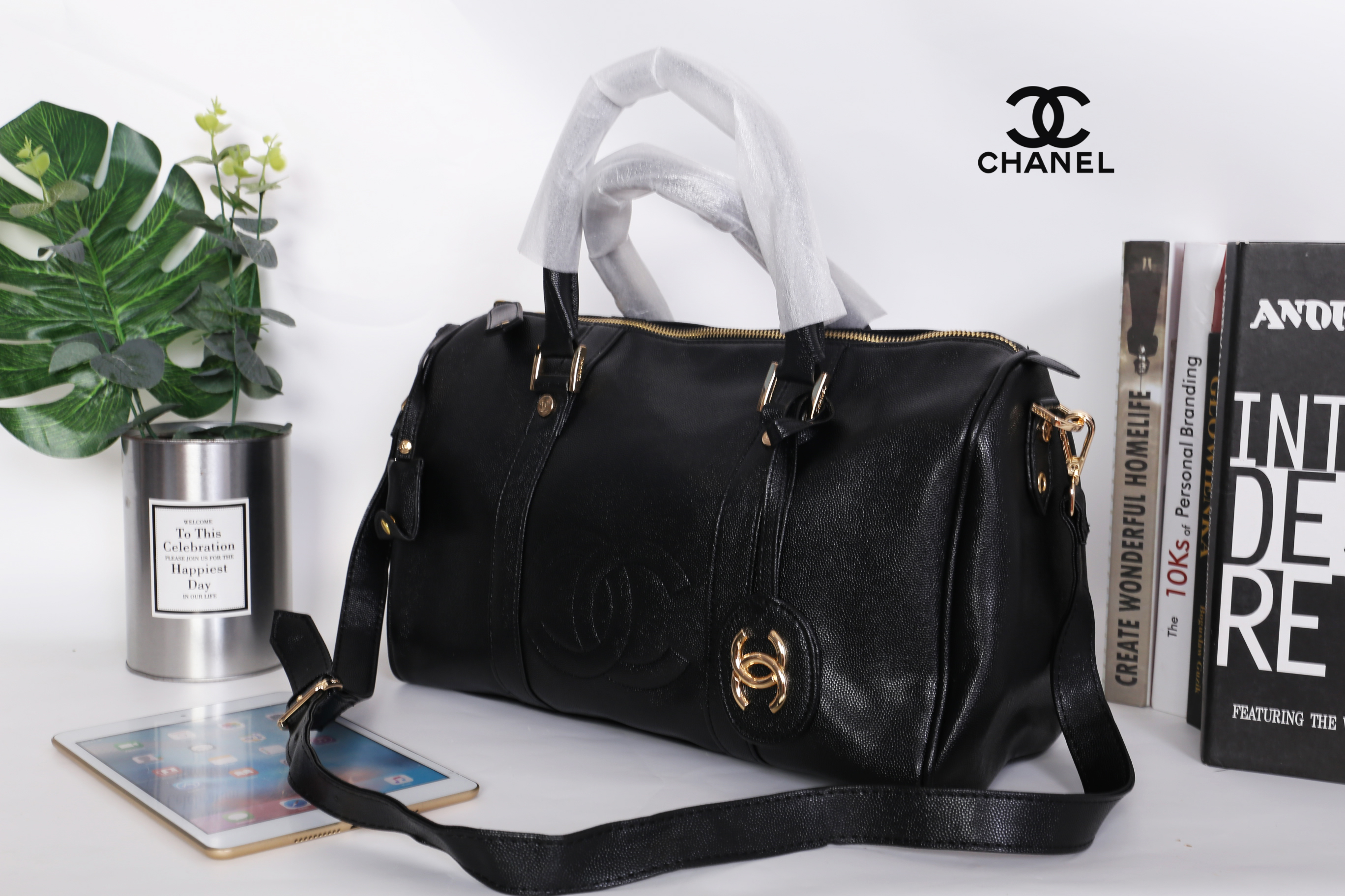 CHANEL Caviar Small Travel bag / CHANEL CAVIAR LARGE HANDBAG / chanel travel bag กระเป๋าเดินทางขนาดพอเหมาะ อะไหล่ทอง วัสดุหนังลายคาร์เวียร์ สวยหรูน่าใช้ น้ำหนักเบา มาพร้อมแท็กหนังแบรนด์อะไหล่ทอง และแท็กหนังใส่กุญแจ